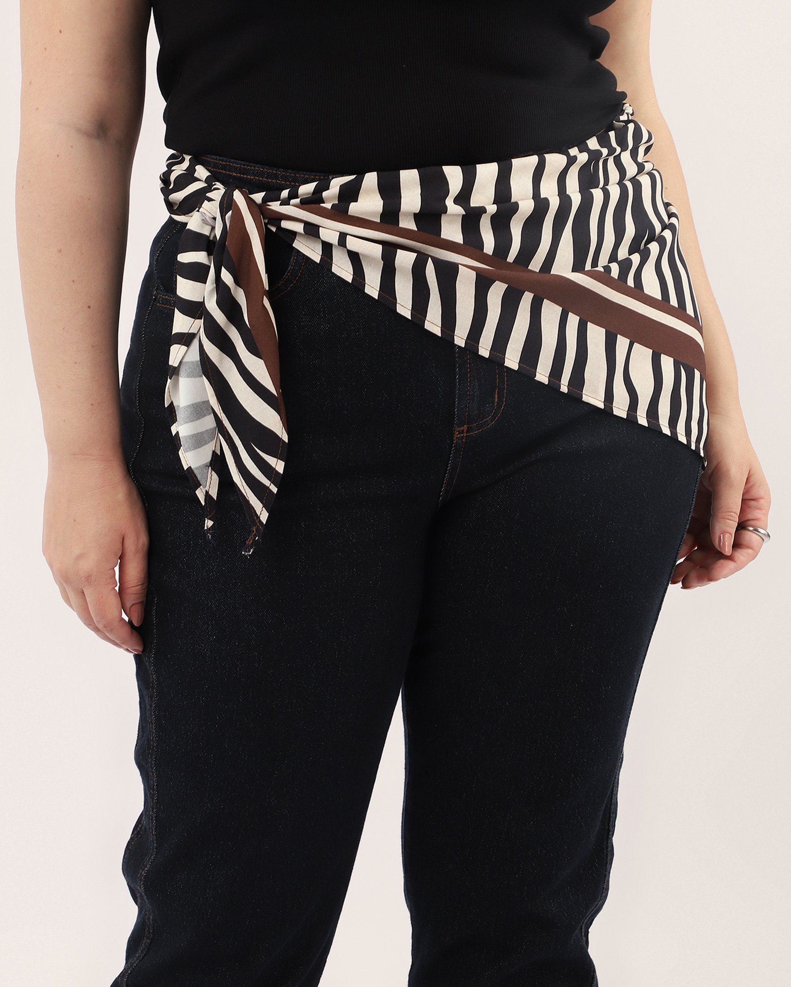 Calça jeans feminina plus size mom com lenço - denim escuro | Pool Jeans