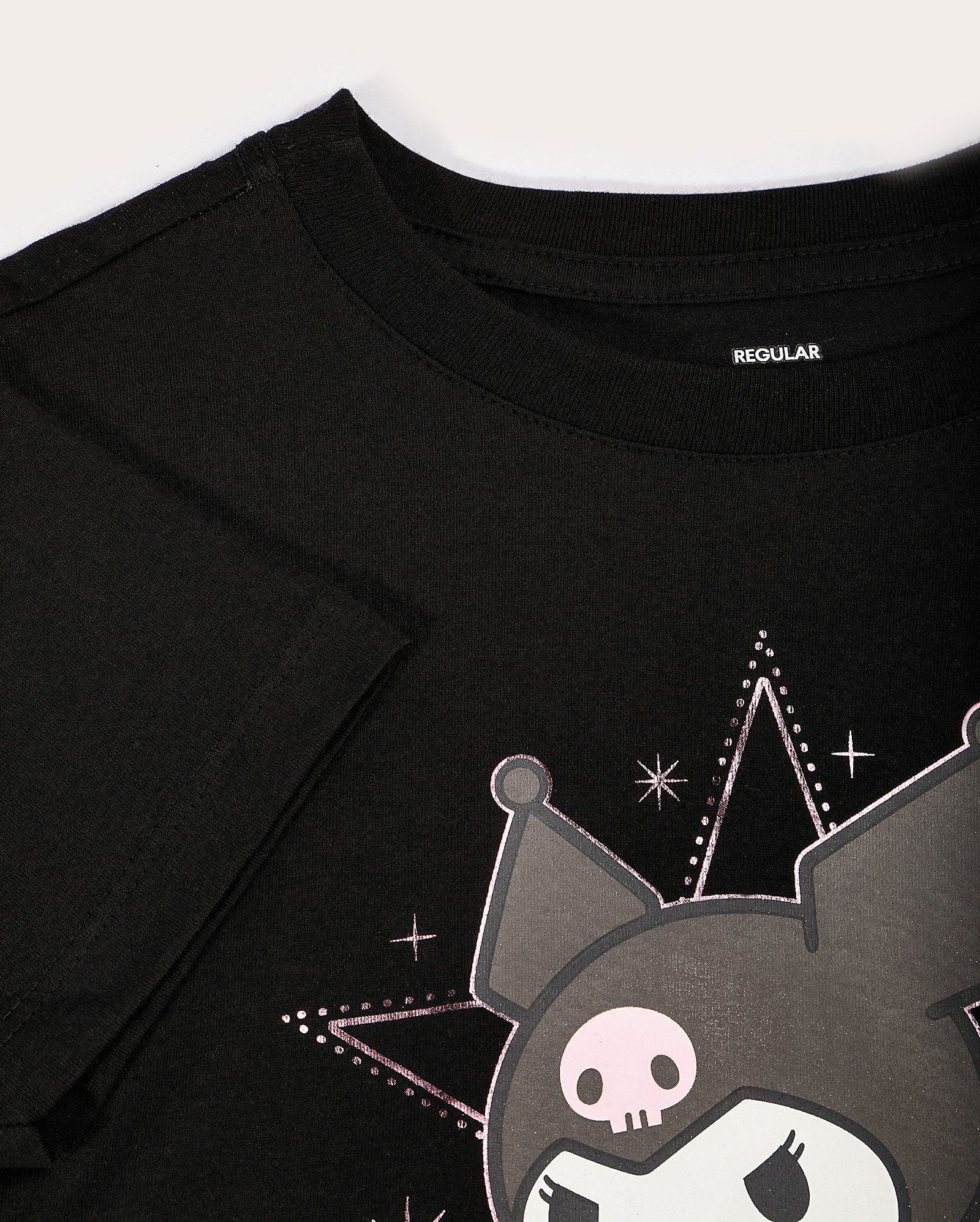 Camiseta juvenil regular Kuromi com brilho preta | Sanrio
