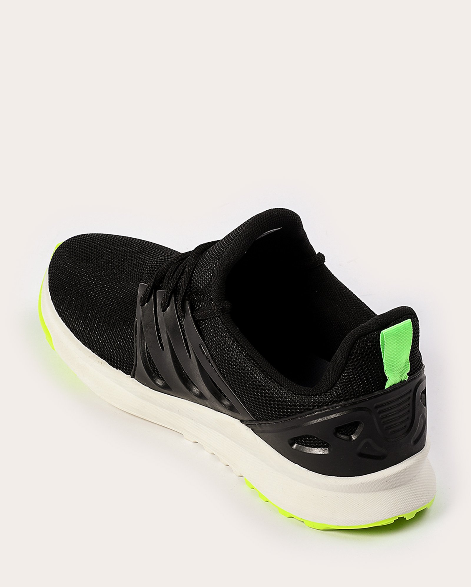 Tênis masculino esportivo tubular com detalhe preto | Riachuelo