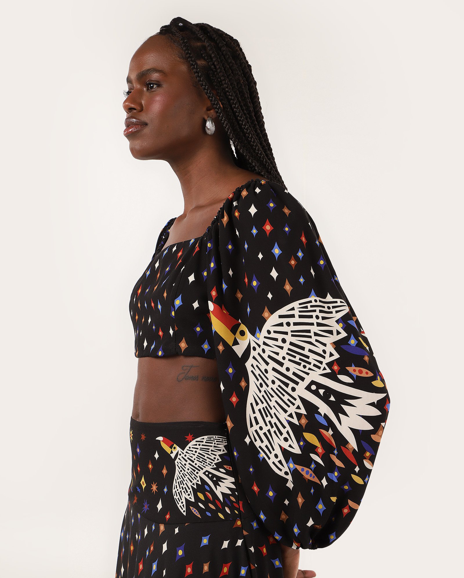 Blusa cropped em viscose manga bufante tucano preta | Ceramiquinho + Riachuelo