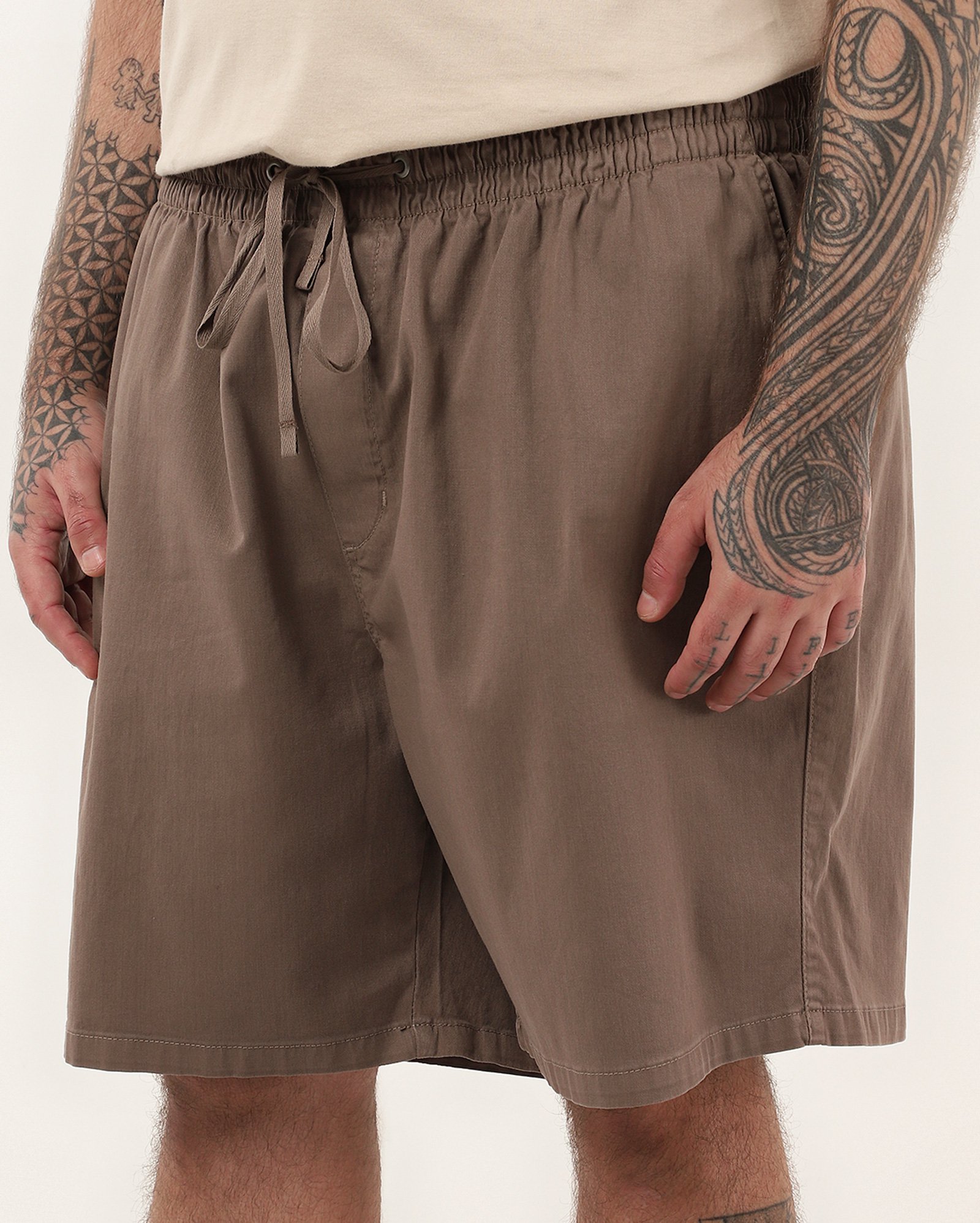 Bermuda sarja plus size masculina reta cós elástico bege | Pool Jeans
