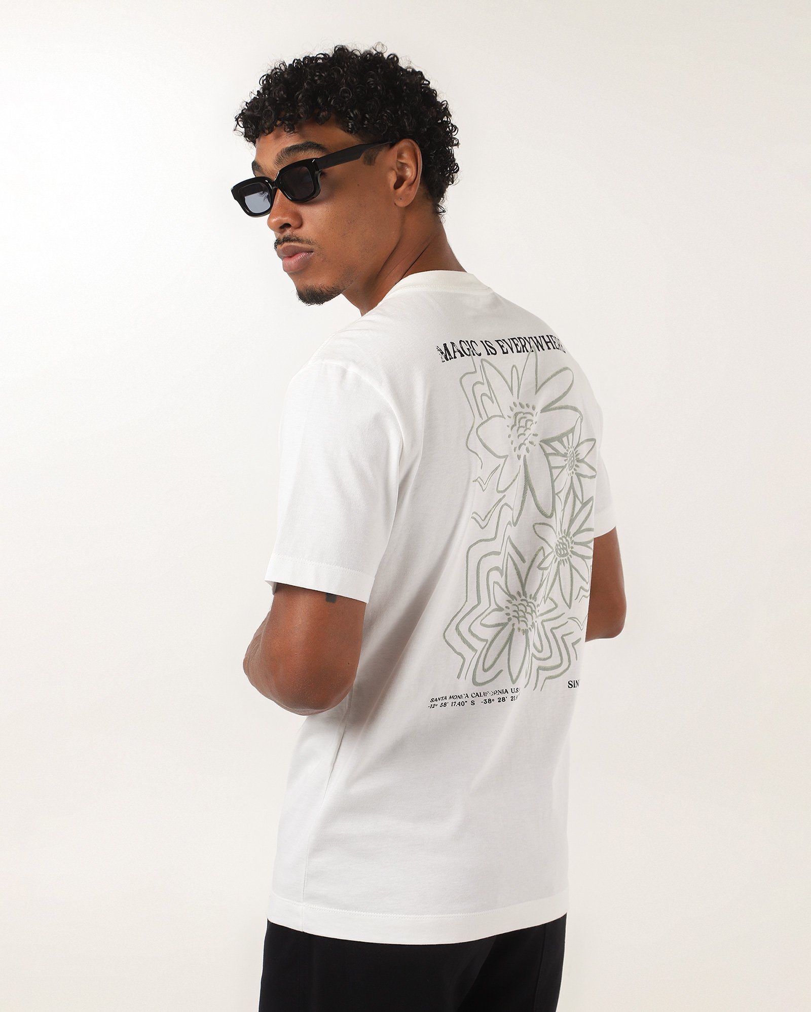 Camiseta masculina regular magic is everywhere branca | Pool