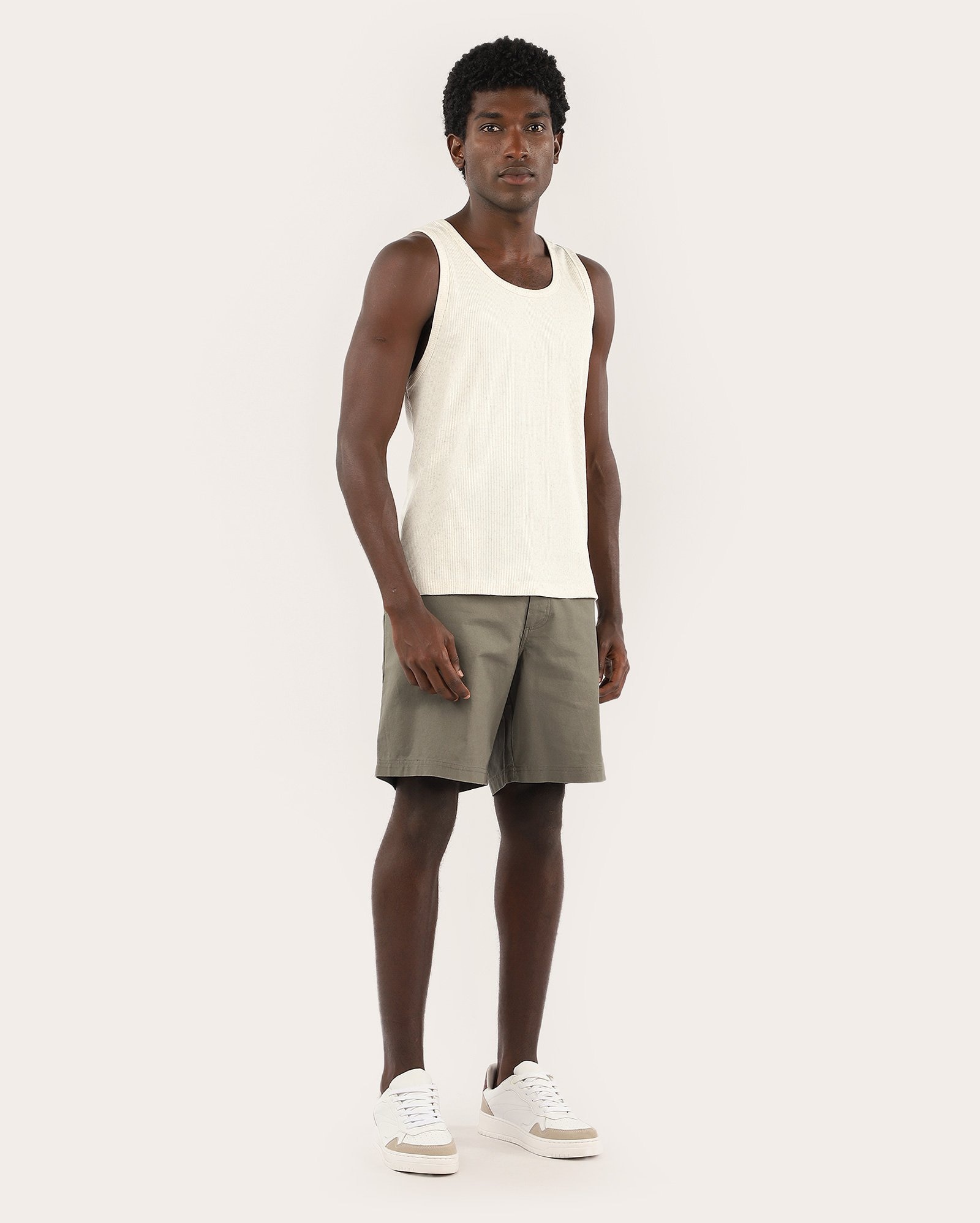 Regata masculina com viscolinho slim canelada off-white