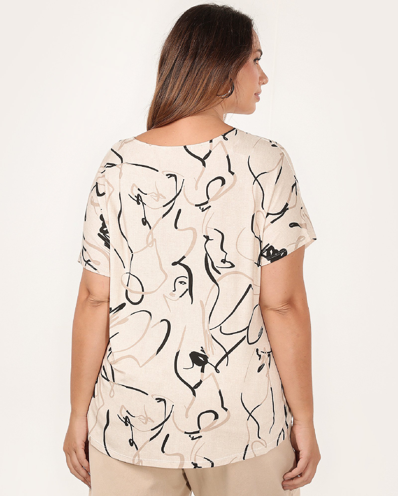 Blusa plus size feminina em viscose esboços bege | AK Plus by Riachuelo