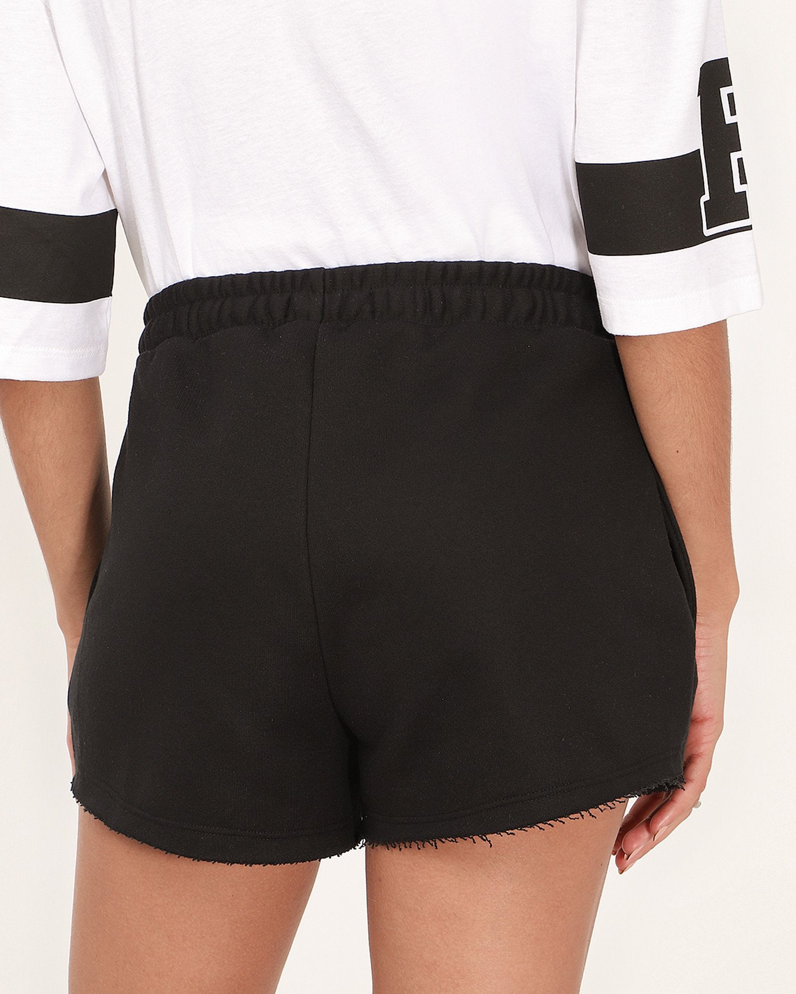 Short de moletom feminino Manu com cordão e puídos preto | Pool — foto 3