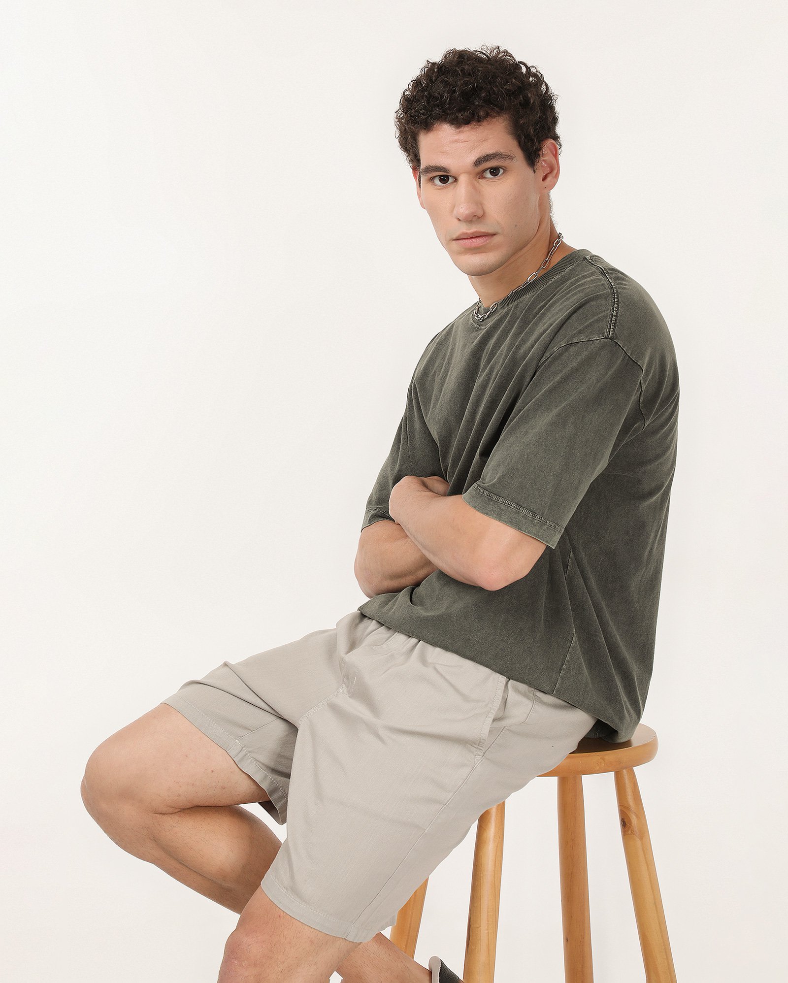 Bermuda sarja masculina com cós elástico e cordão lisa cinza | Pool Jeans