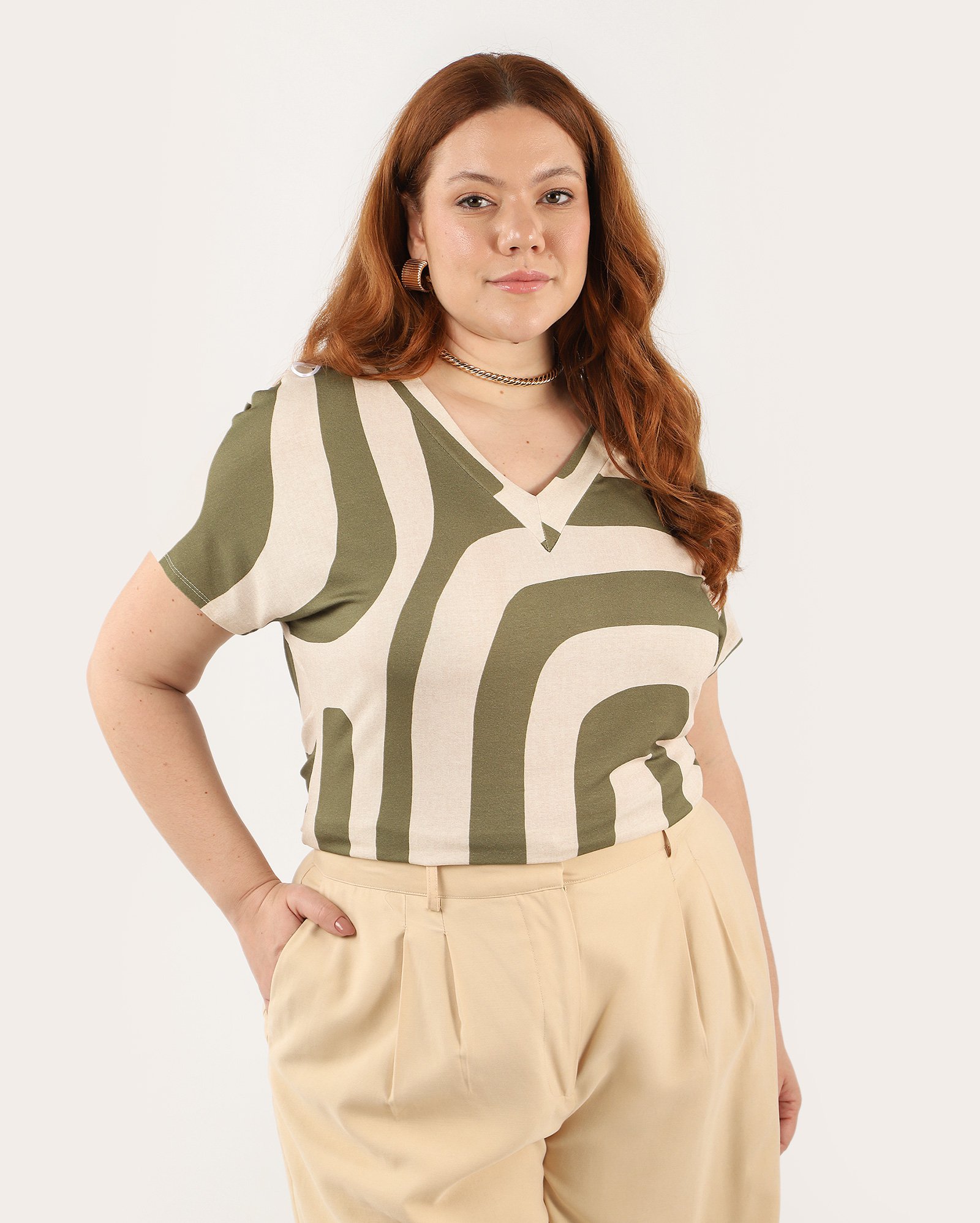 Blusa plus size feminina ampla abstrata bege | AK Plus by Riachuelo