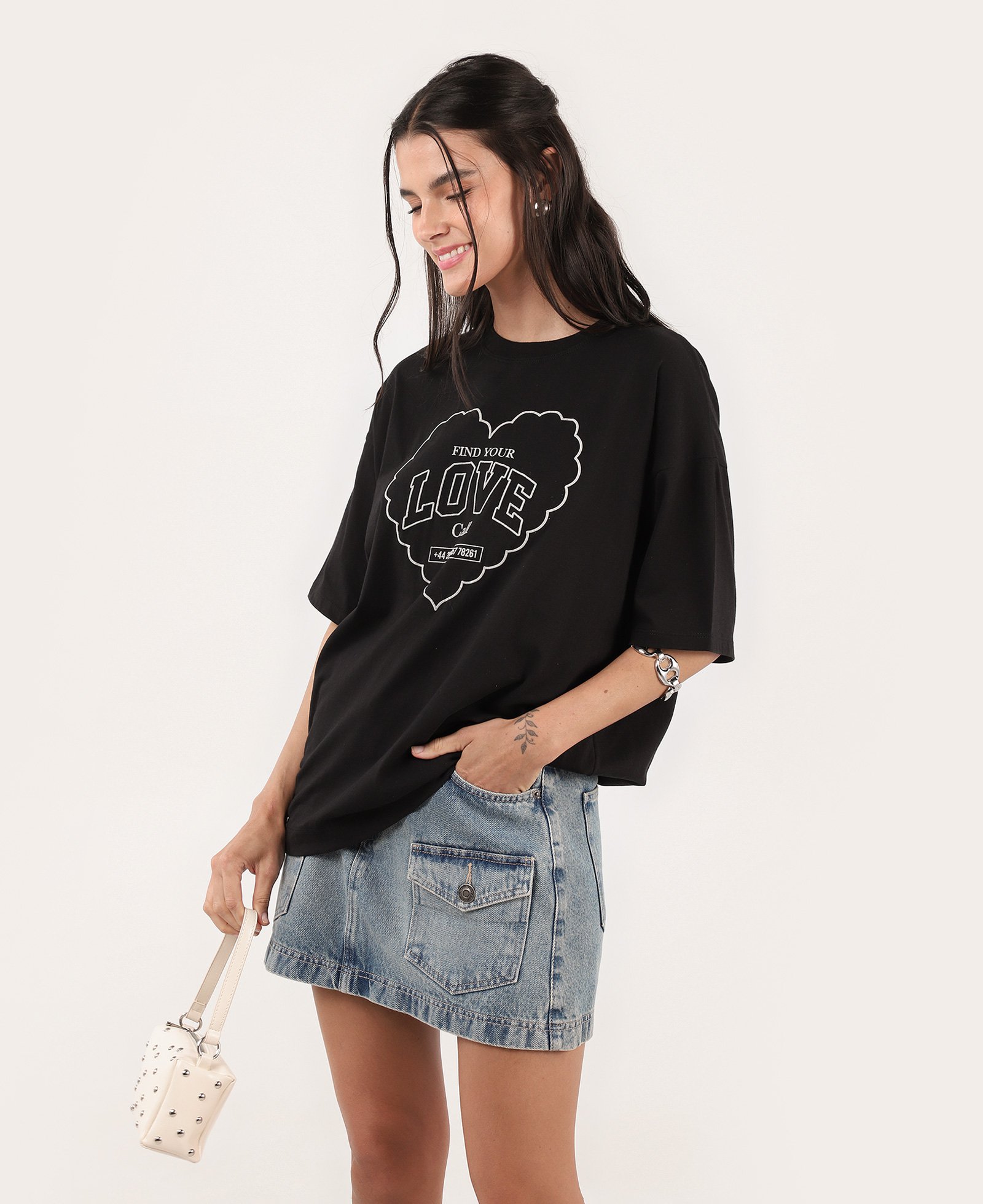 Mini saia jeans com bolso cargo em denim claro | Pool Jeans
