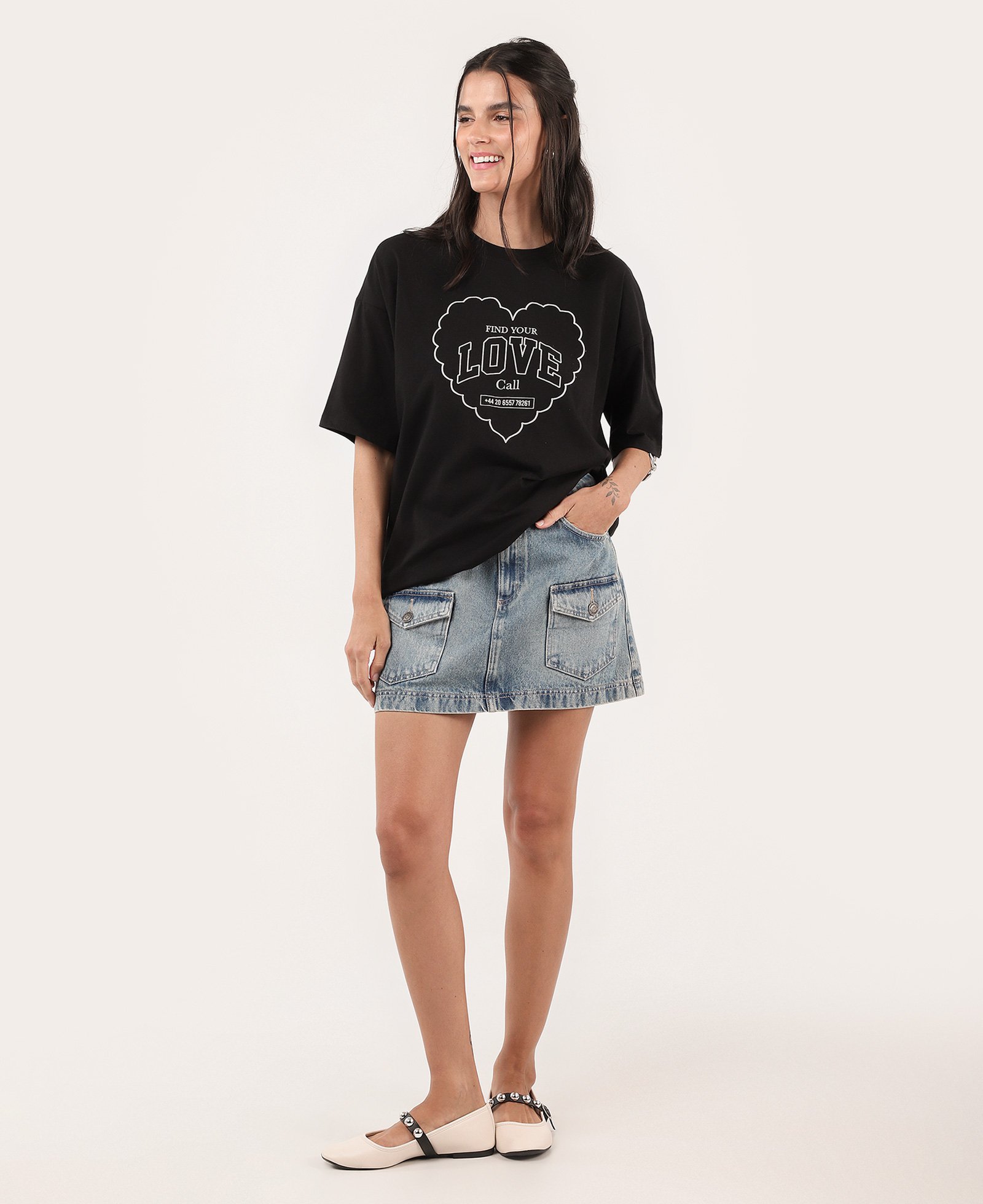 Mini saia jeans com bolso cargo em denim claro | Pool Jeans