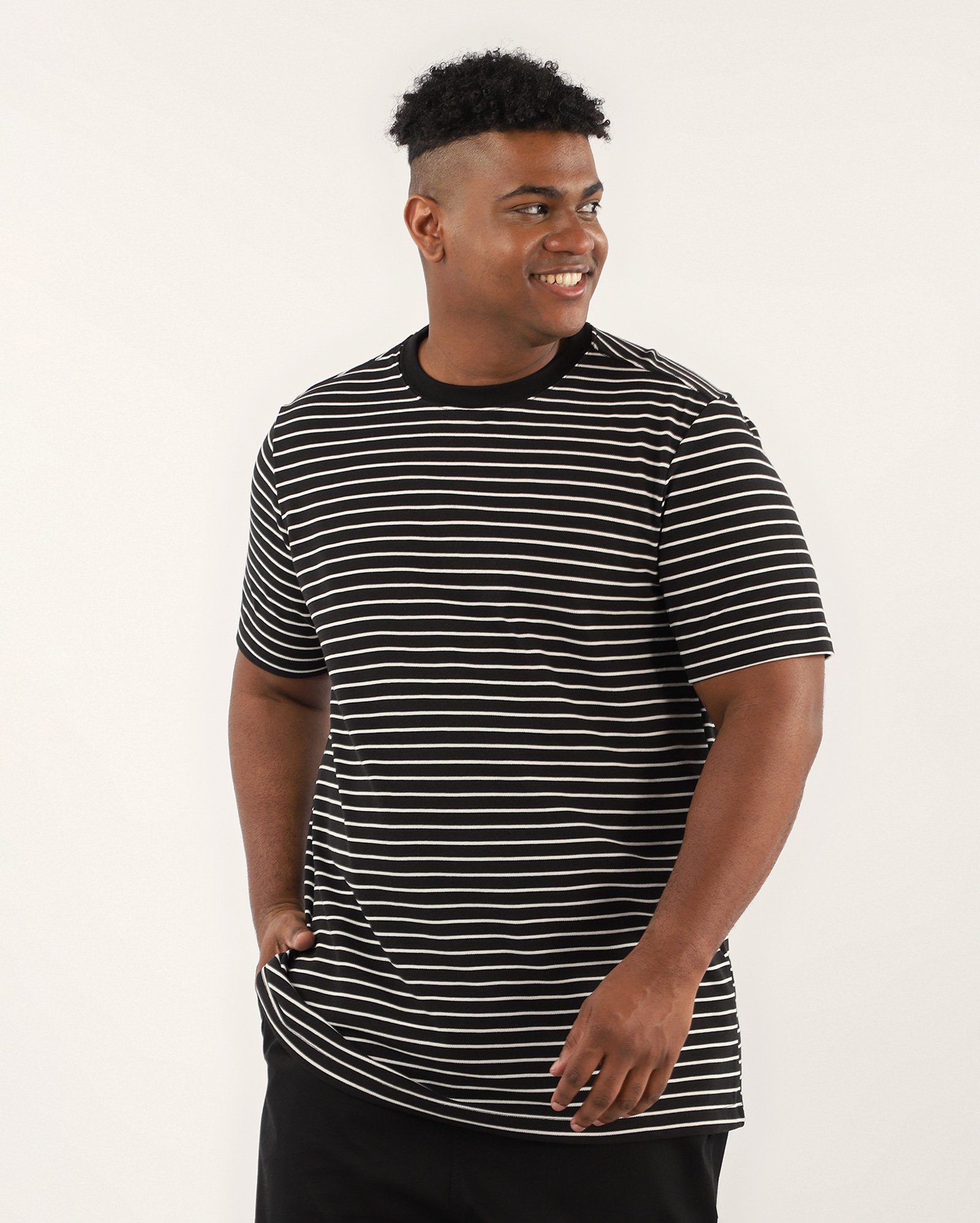 Camiseta plus size masculina malha piquet listrada preta