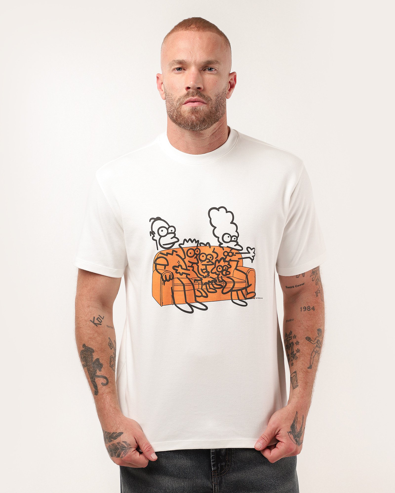 Camiseta masculina regular família no sofá branca | Fox The Simpsons