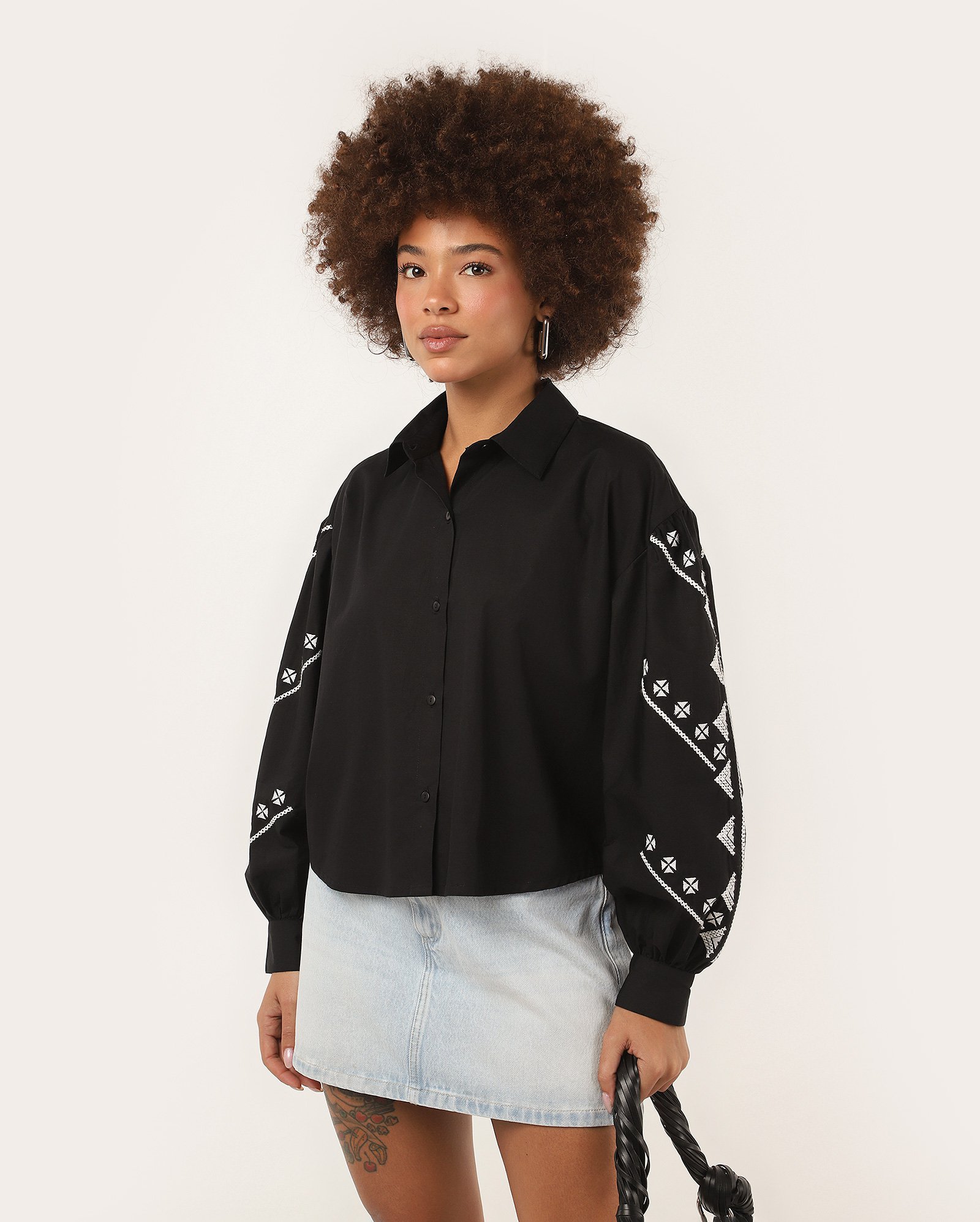Camisa feminina ampla manga bordada preta | Pool