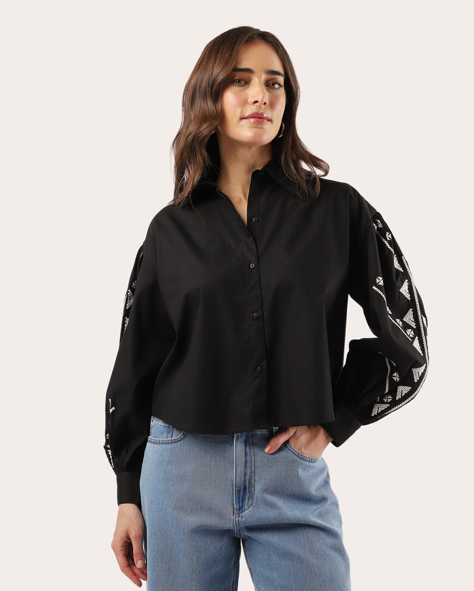 Camisa feminina ampla manga bordada - preta