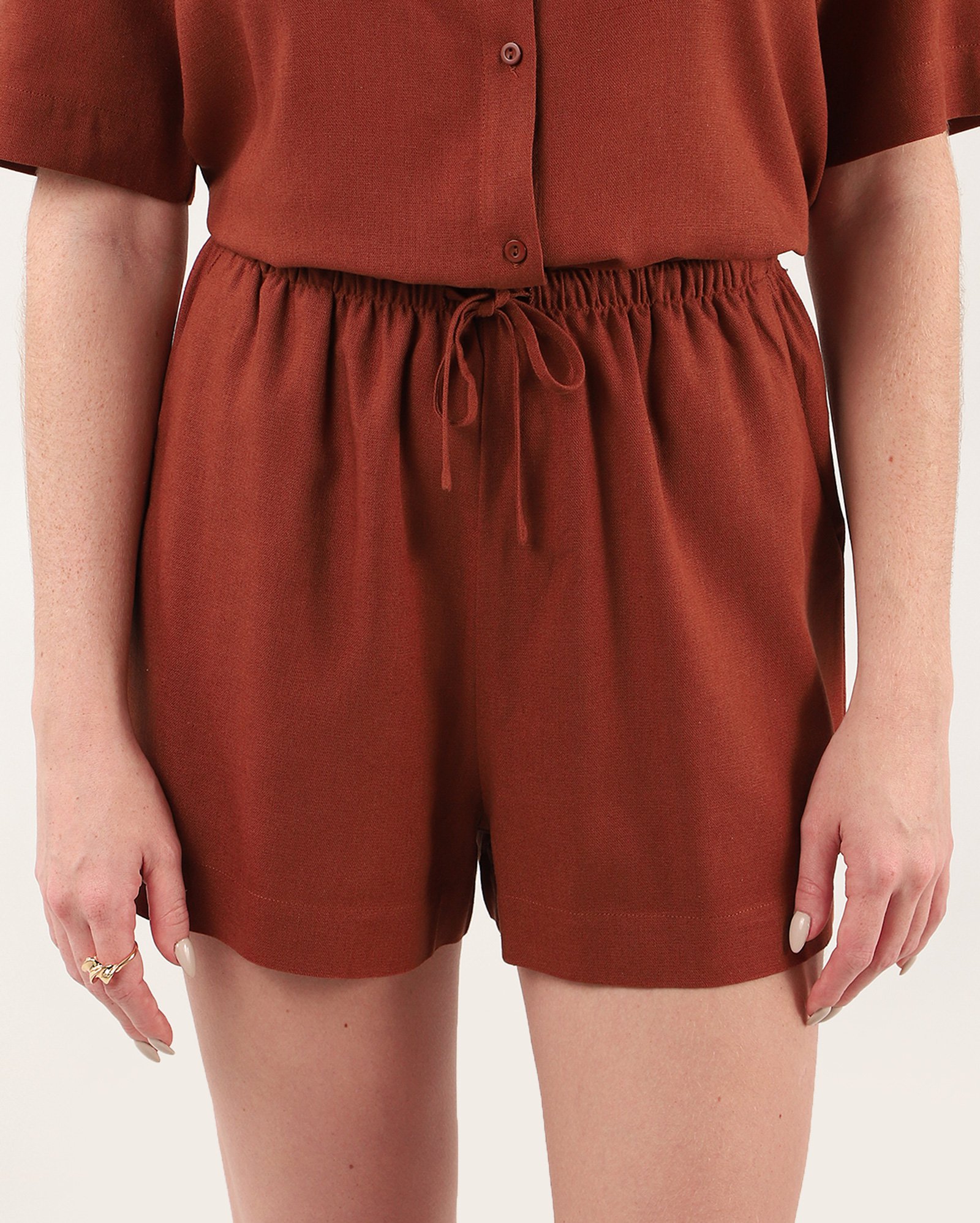 Short feminino relaxed em viscolinho marrom | Pool