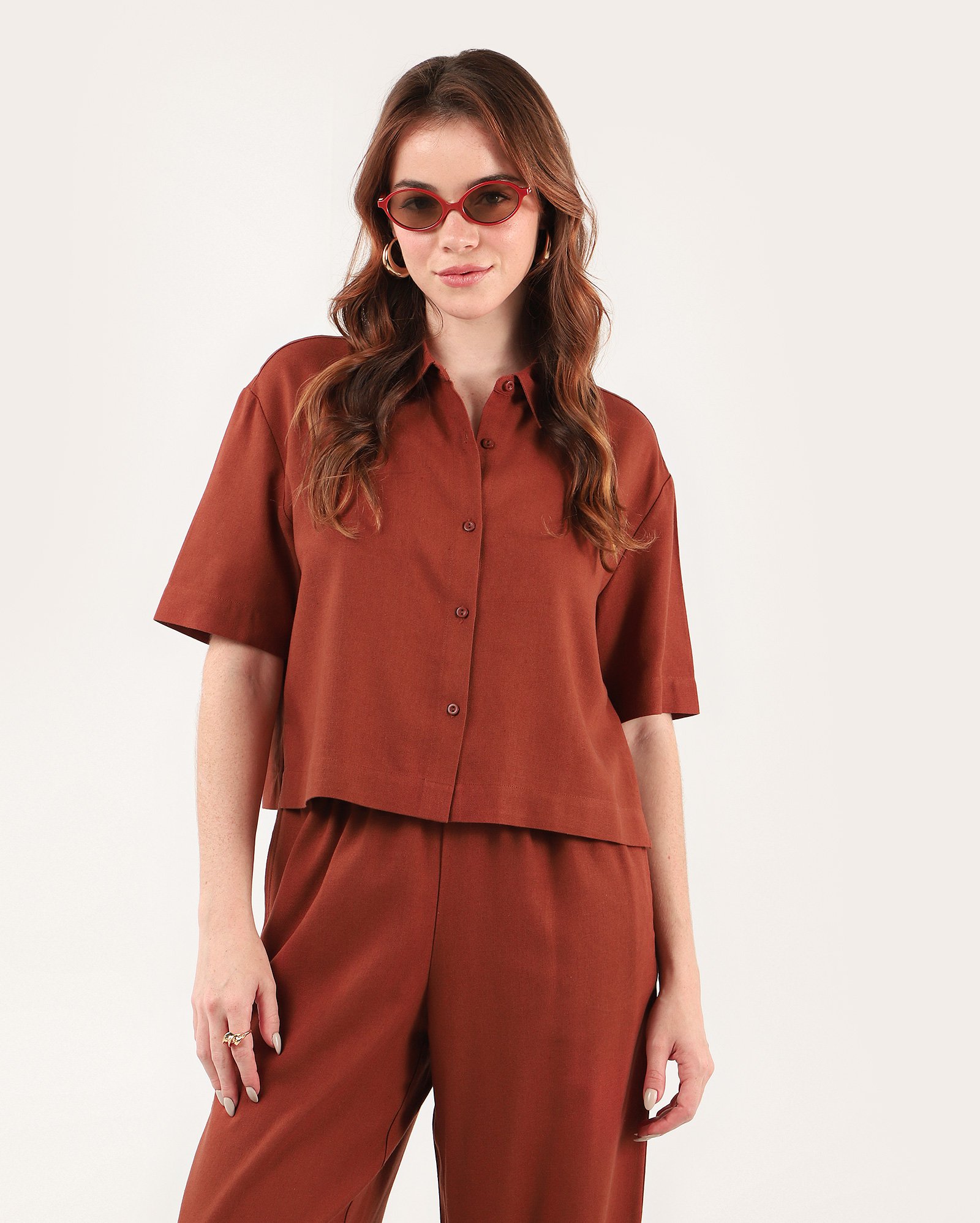 Camisa feminina boxy Ingrid em viscolinho marrom | Pool