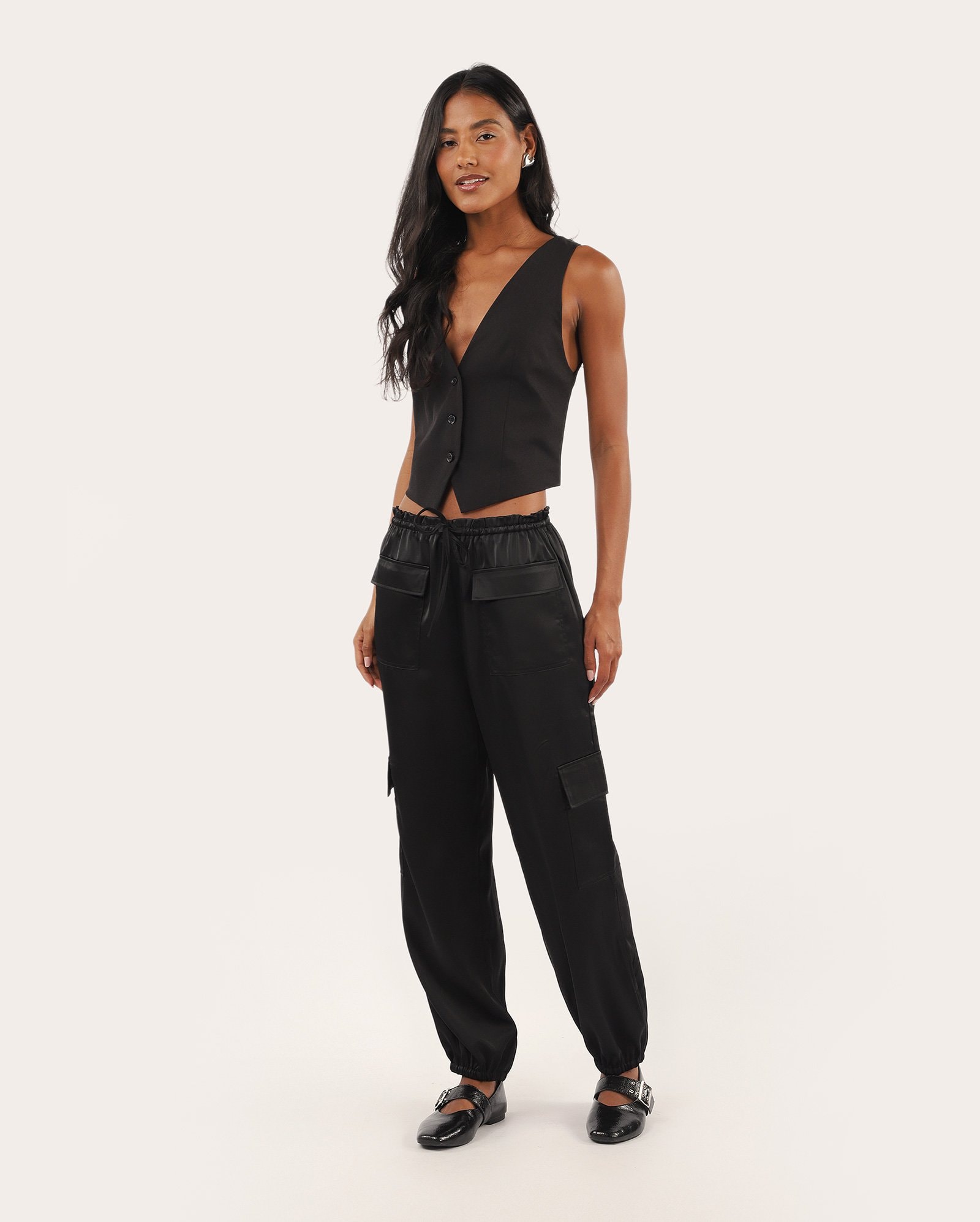 Calça feminina acetinado jogger bolso cargo - preta