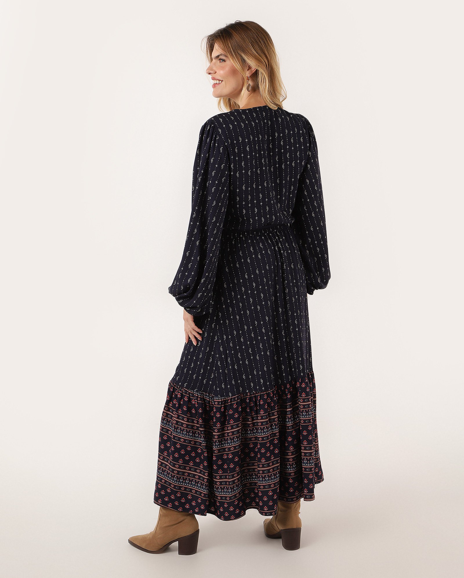 Vestido midi evasê flores e paisley azul AK by Riachuelo