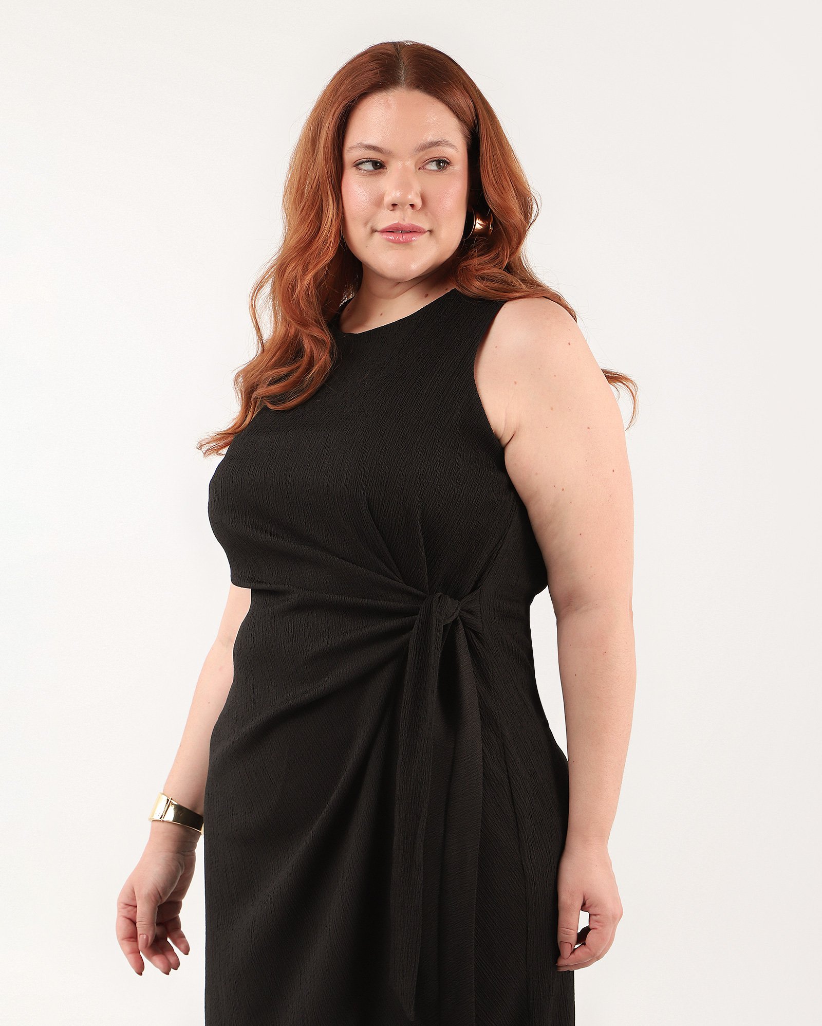Vestido midi plus size em crepe com nó lateral preto