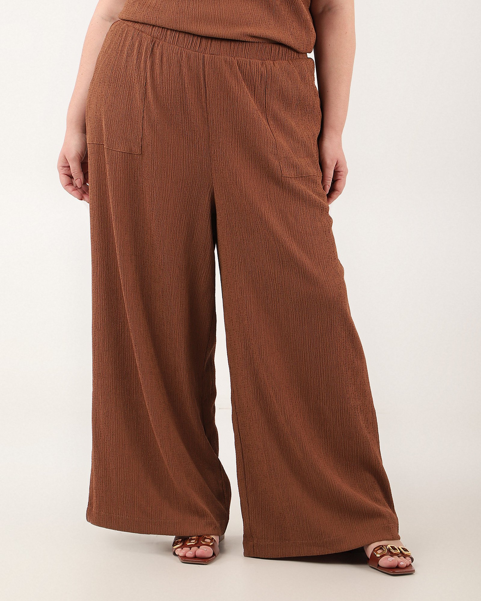 Calça plus size feminina pantalona em crepe marrom | AK Plus by Riachuelo