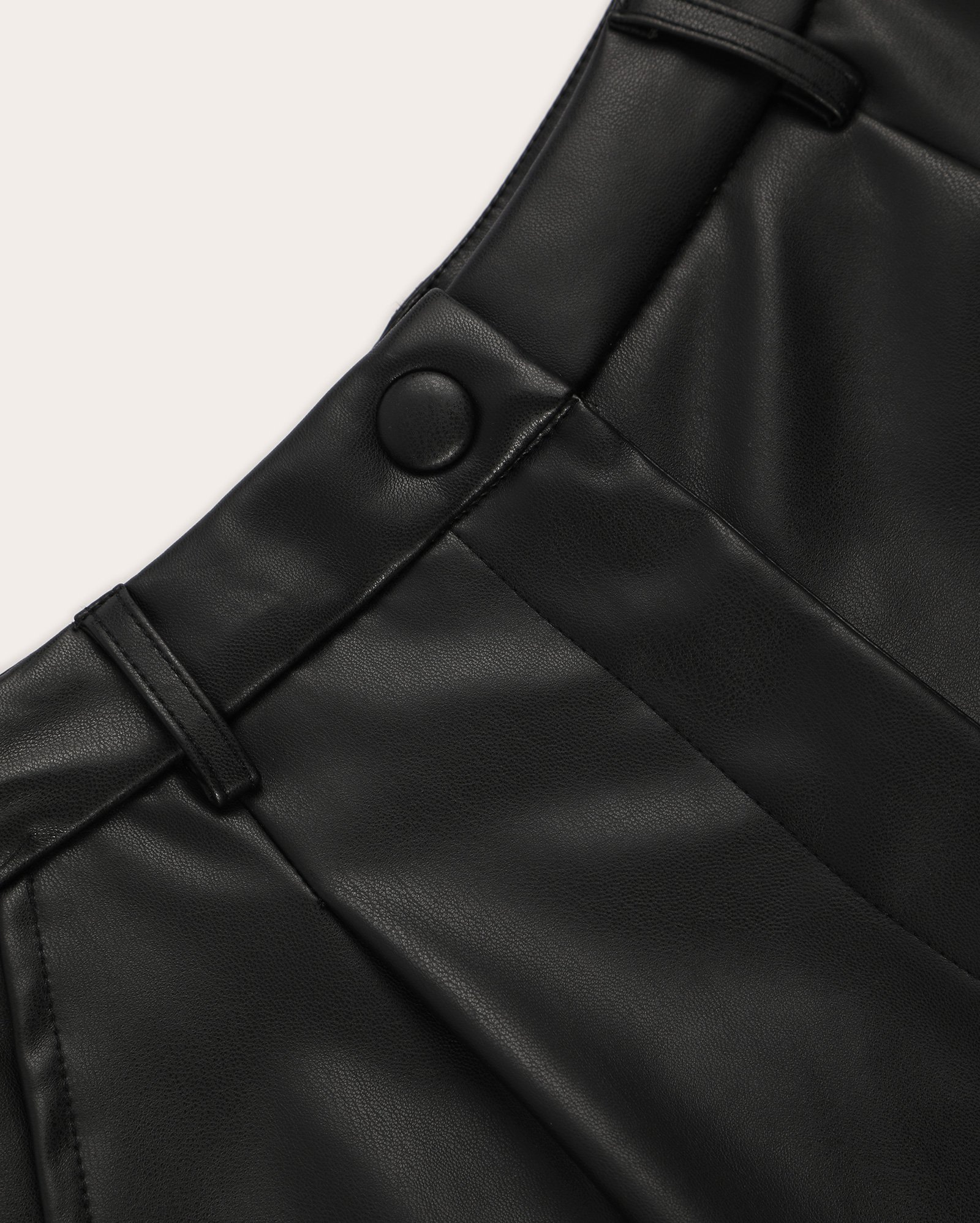 Short juvenil em poliuretano com pregas - Preto