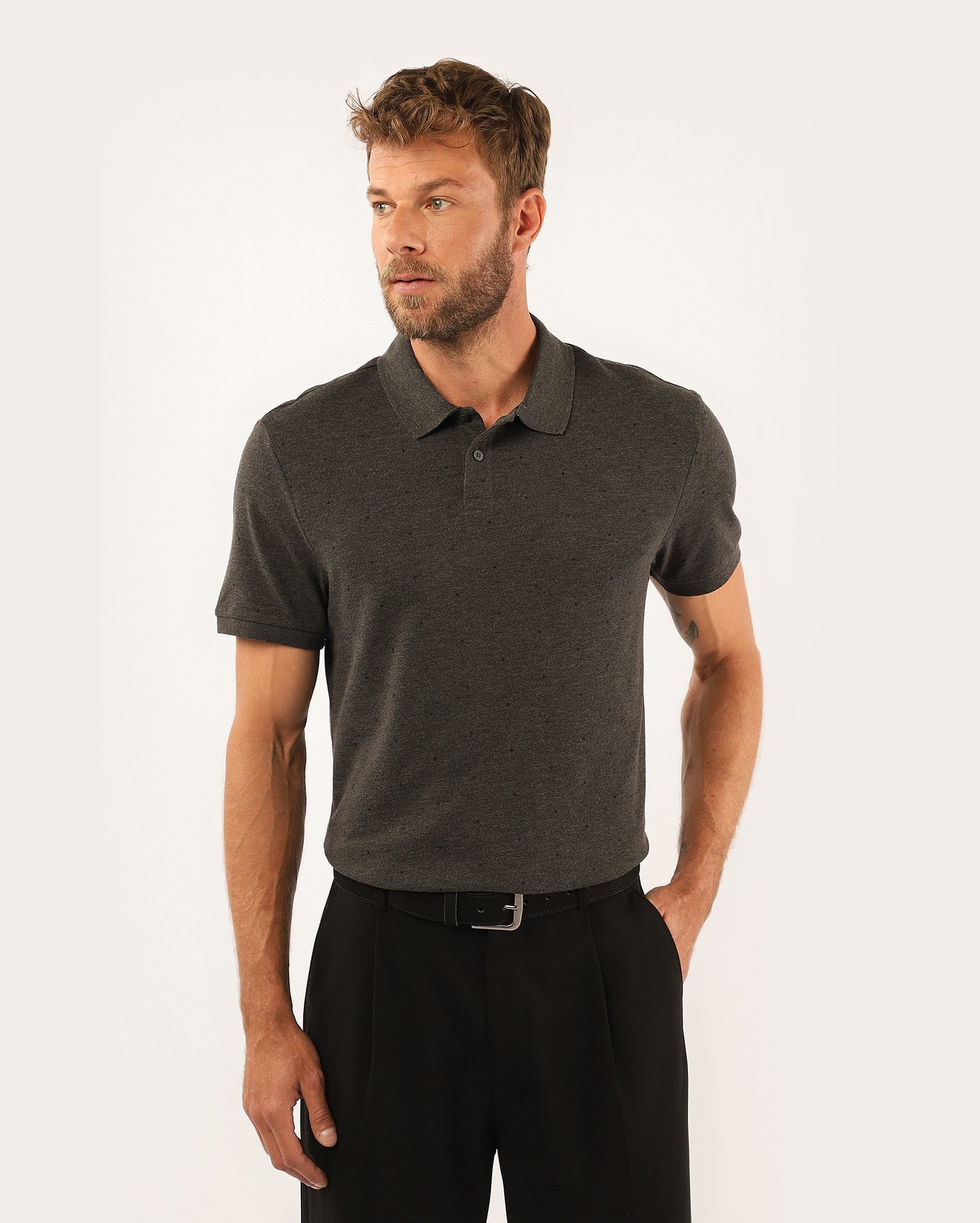 Polo masculina regular com botão mesclada cinza