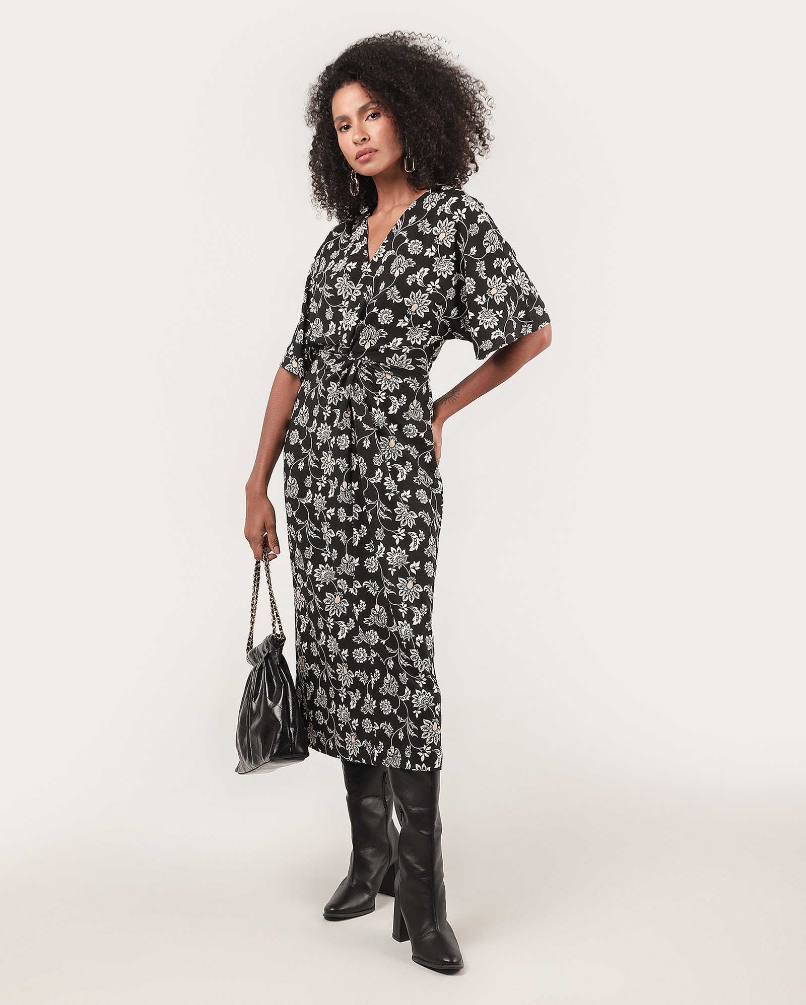 Vestido midi evasê Marbella em viscose com nó floral preto | AK by Riachuelo
