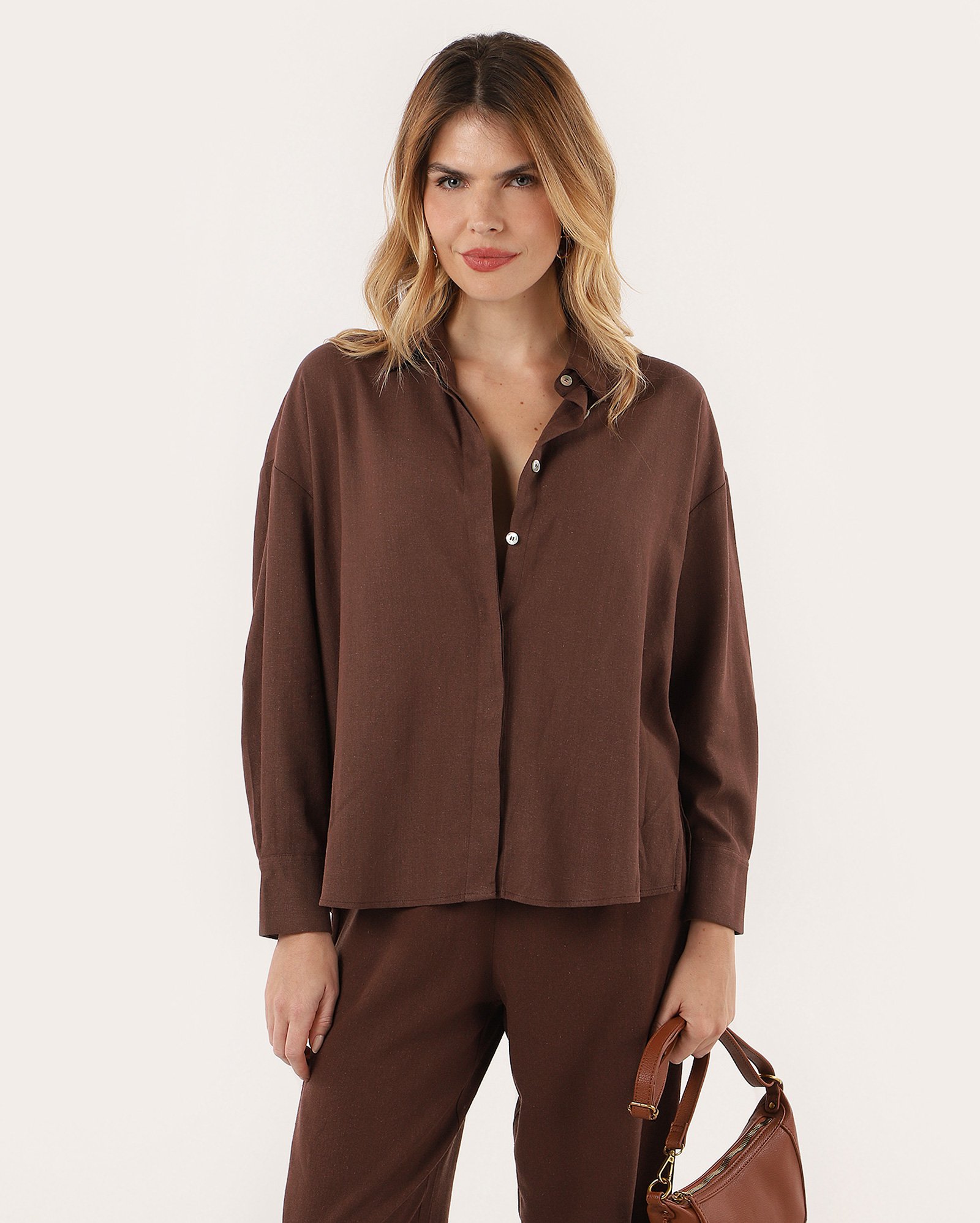 Camisa feminina alongada em viscolinho com botões - Marrom | AK by Riachuelo