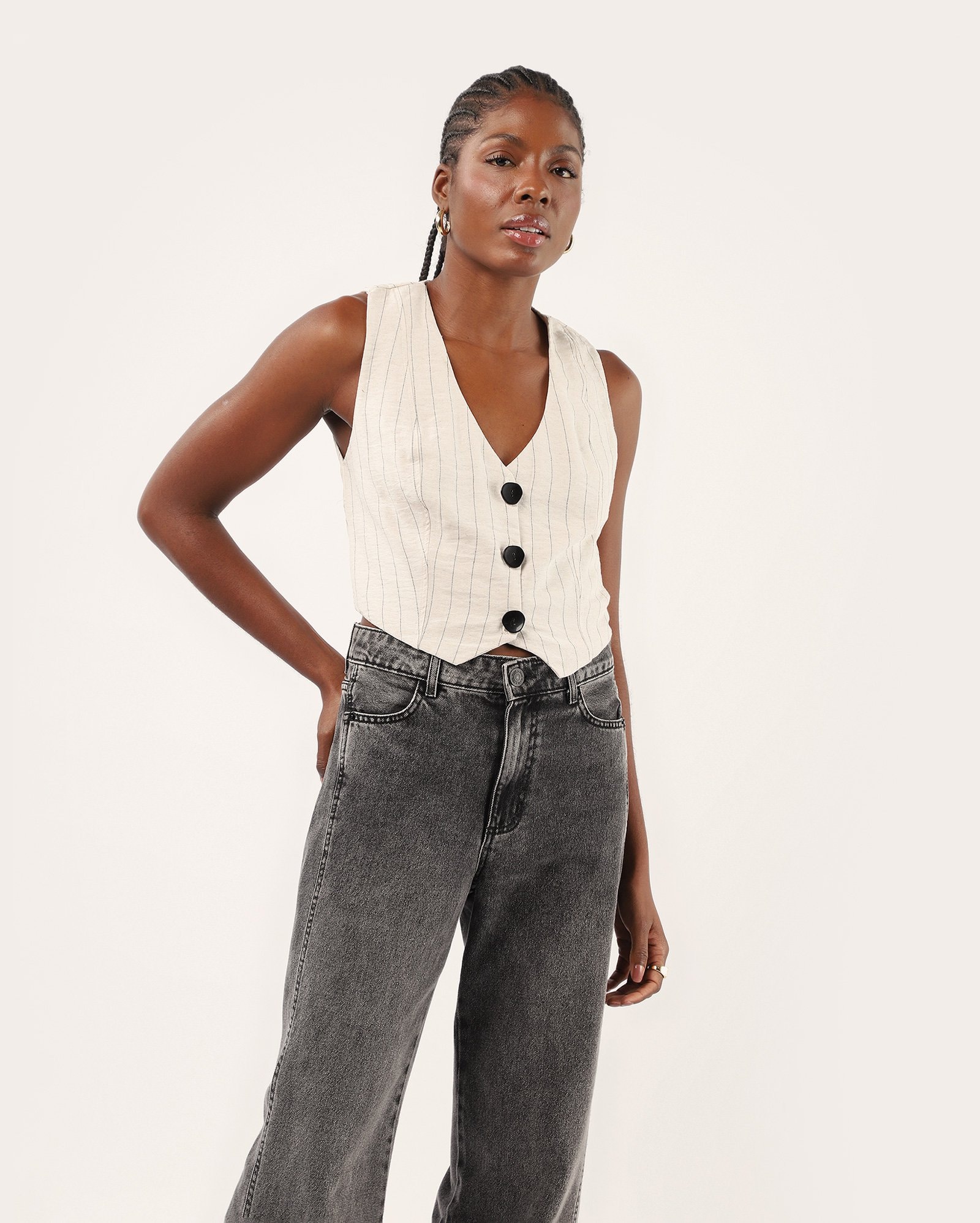 Colete cropped em viscolinho risca de giz - bege