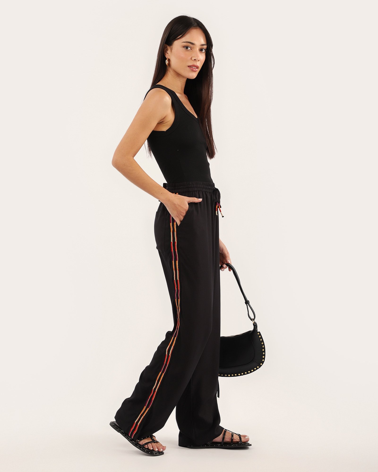 Calça feminina relaxed em viscose lateral contrastante preta