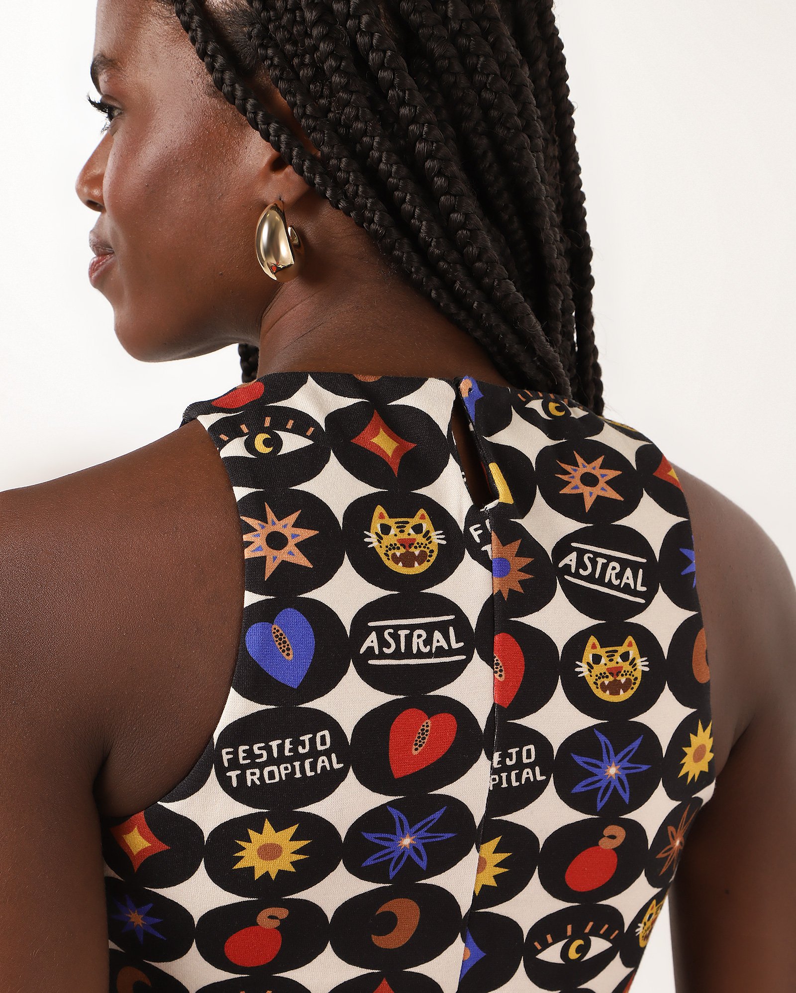 Vestido curto reto astral bege | Ceramiquinho + Riachuelo — foto 4