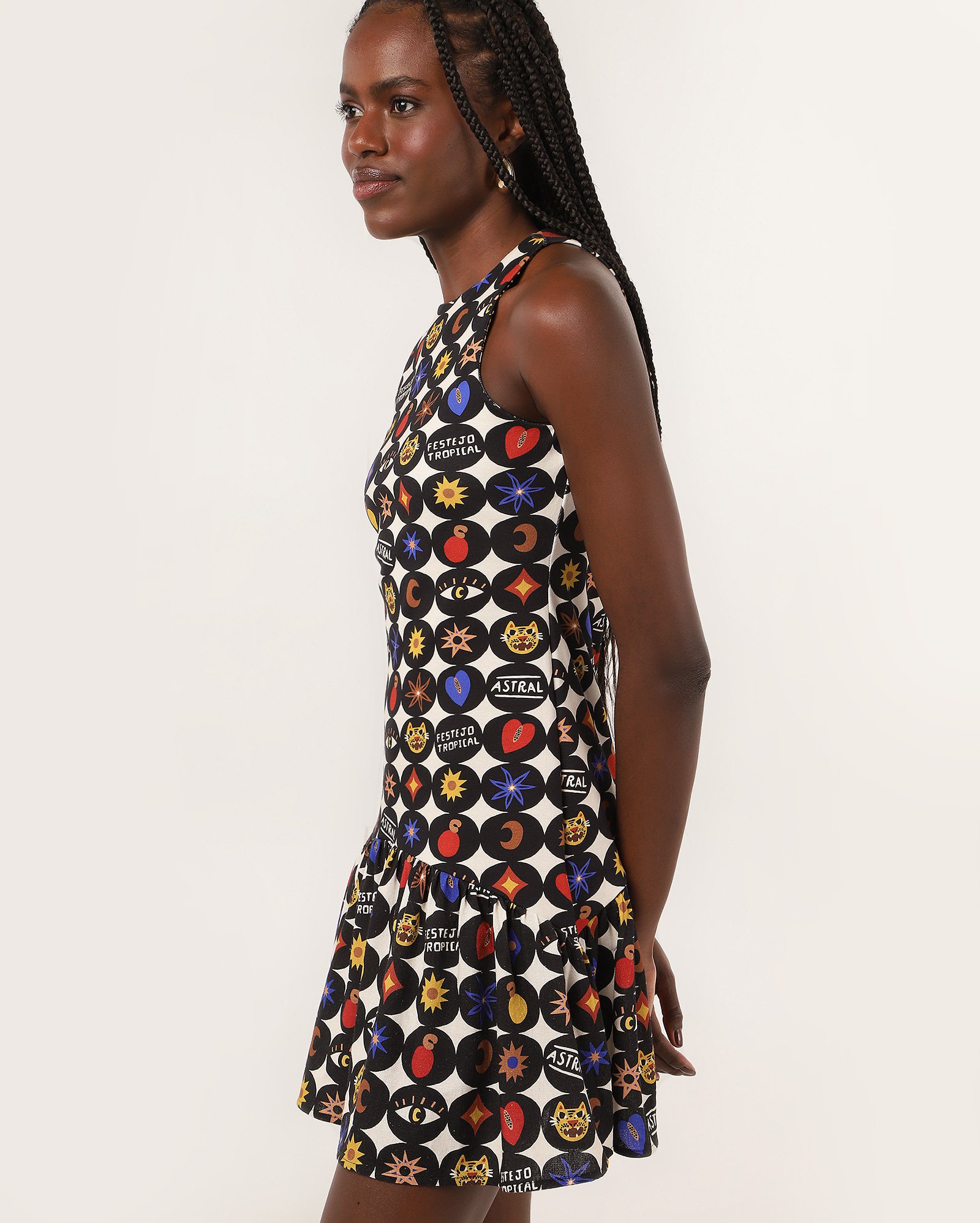 Vestido curto reto astral bege | Ceramiquinho + Riachuelo — foto 2