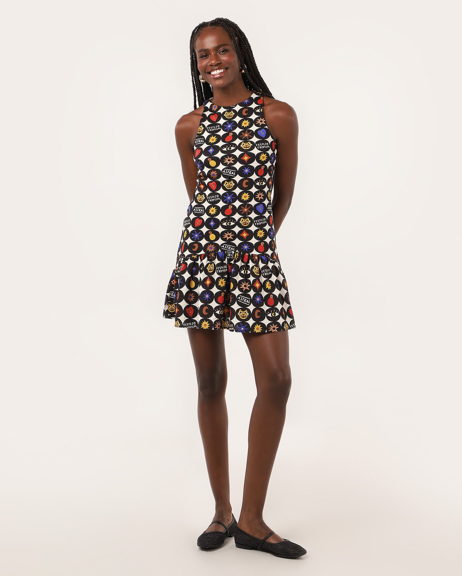 Vestido curto reto astral bege | Ceramiquinho + Riachuelo