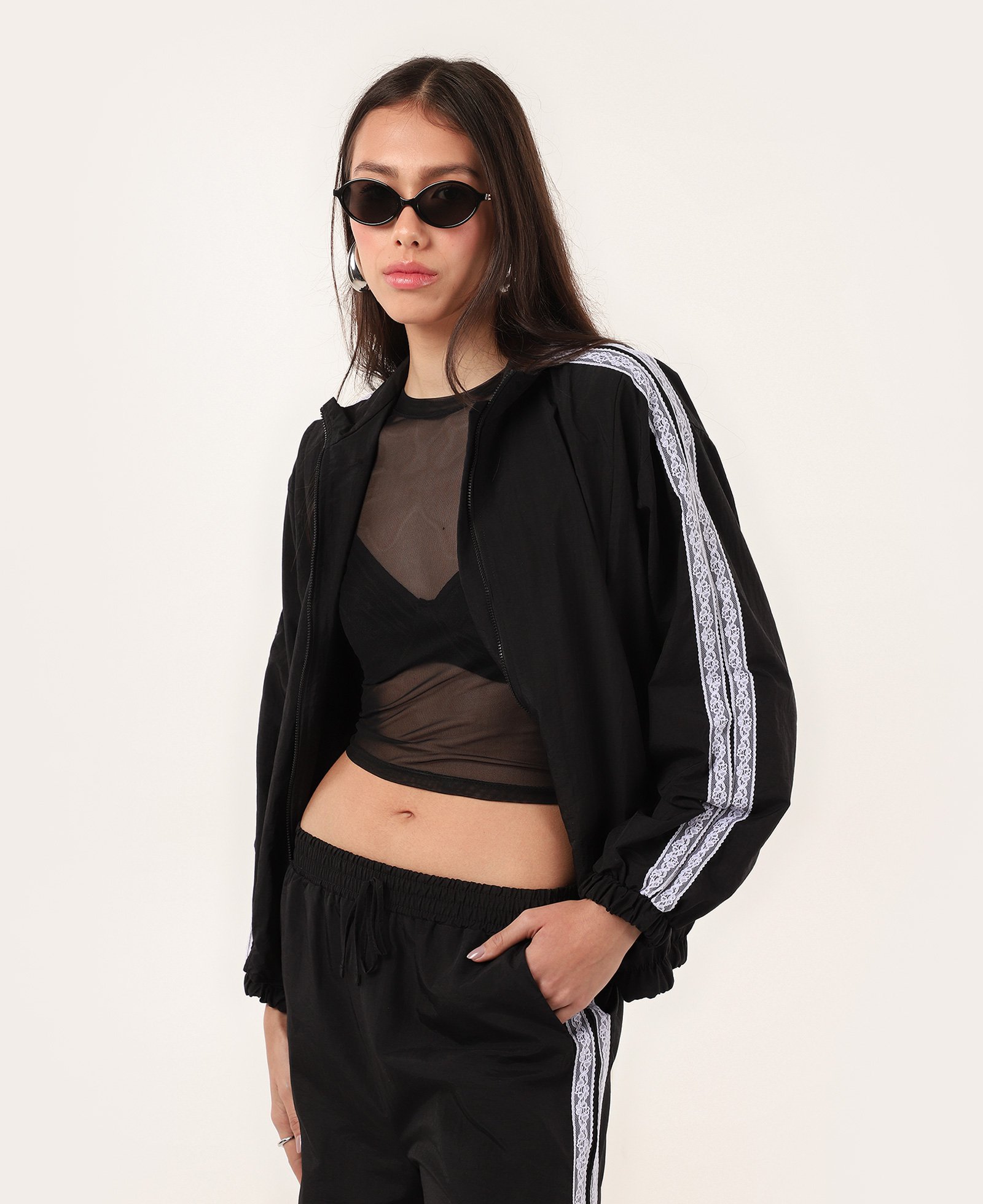 Jaqueta feminina ampla com detalhe de renda preta | Pool