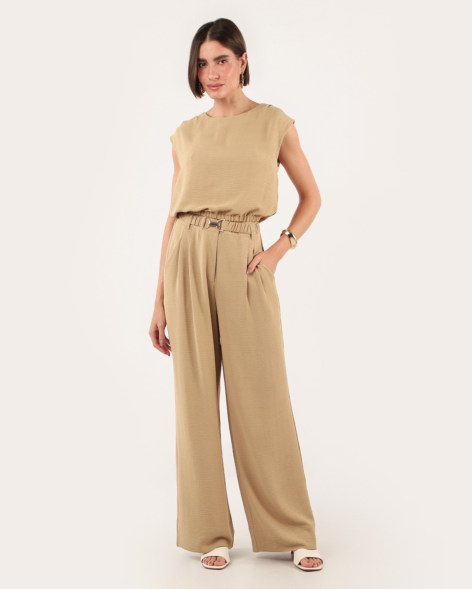 Calça feminina wide leg em crepe com cinto bege