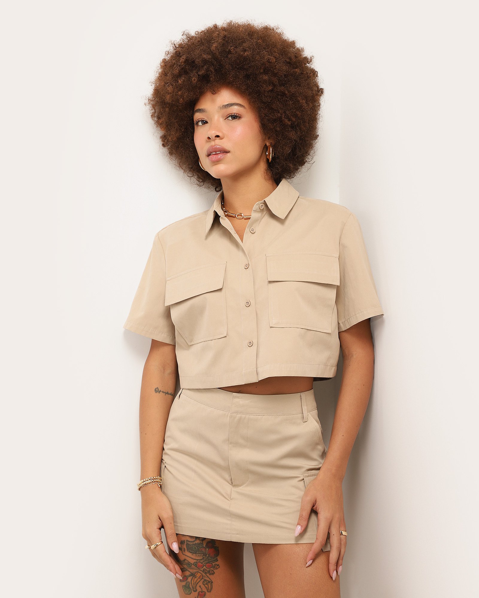 Camisa cropped de tricoline manga curta com bolsos bege | Pool
