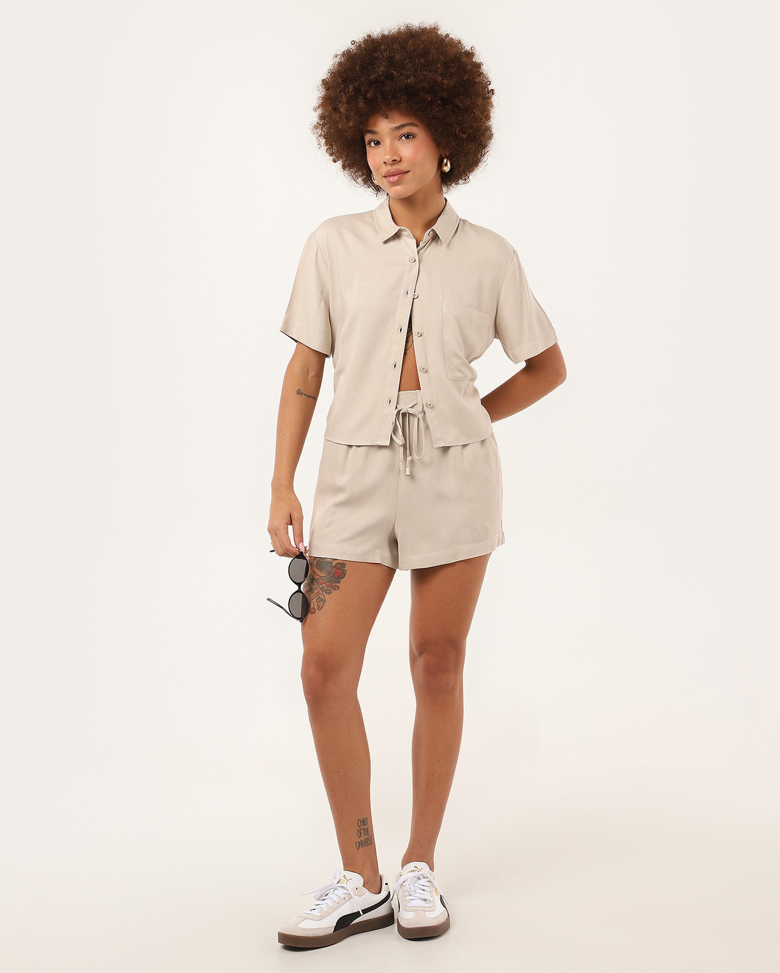 Camisa cropped Hilary em viscose ampla com bolso - Bege Claro