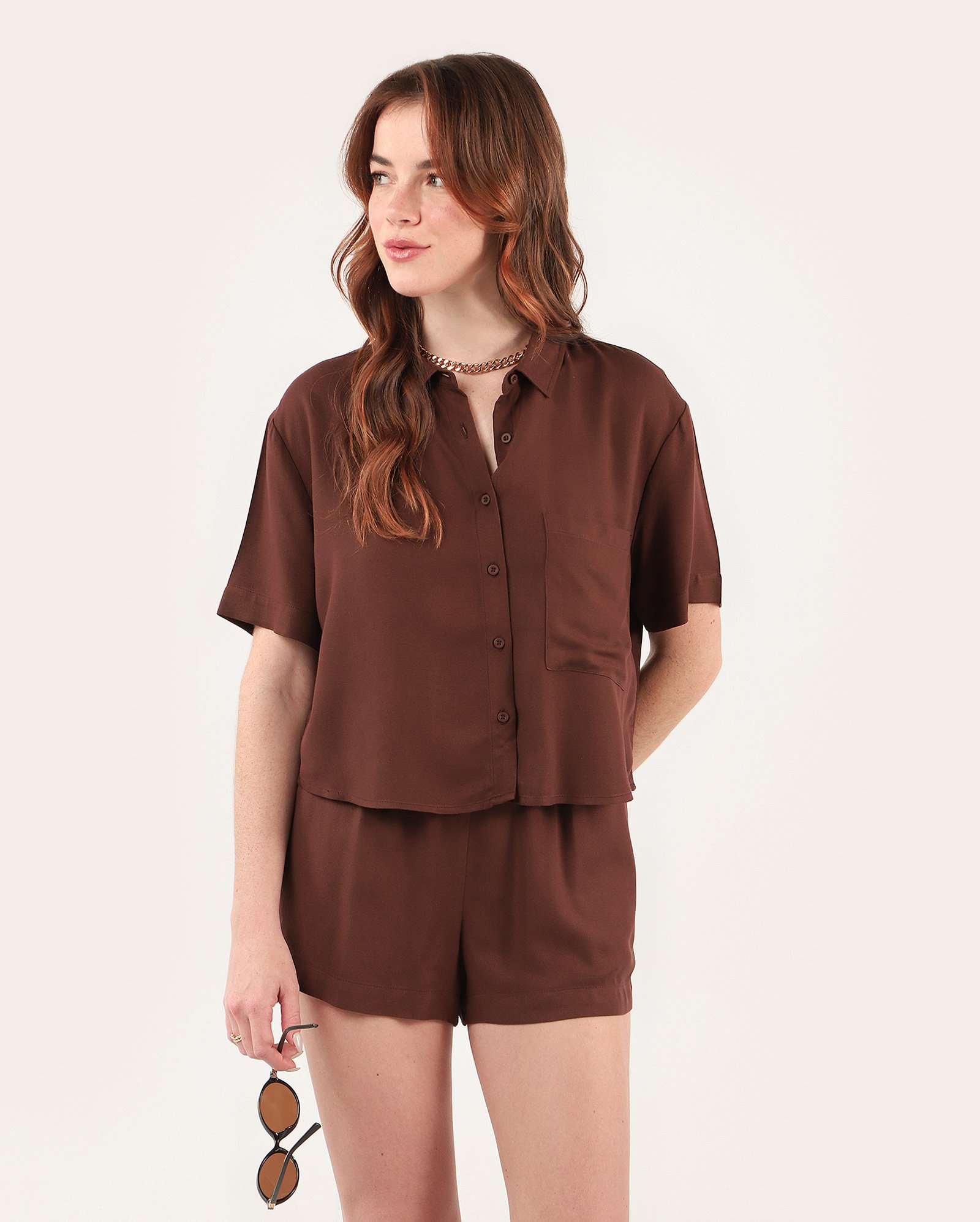 Camisa cropped Hilary em viscose ampla com bolso - Marrom Escuro