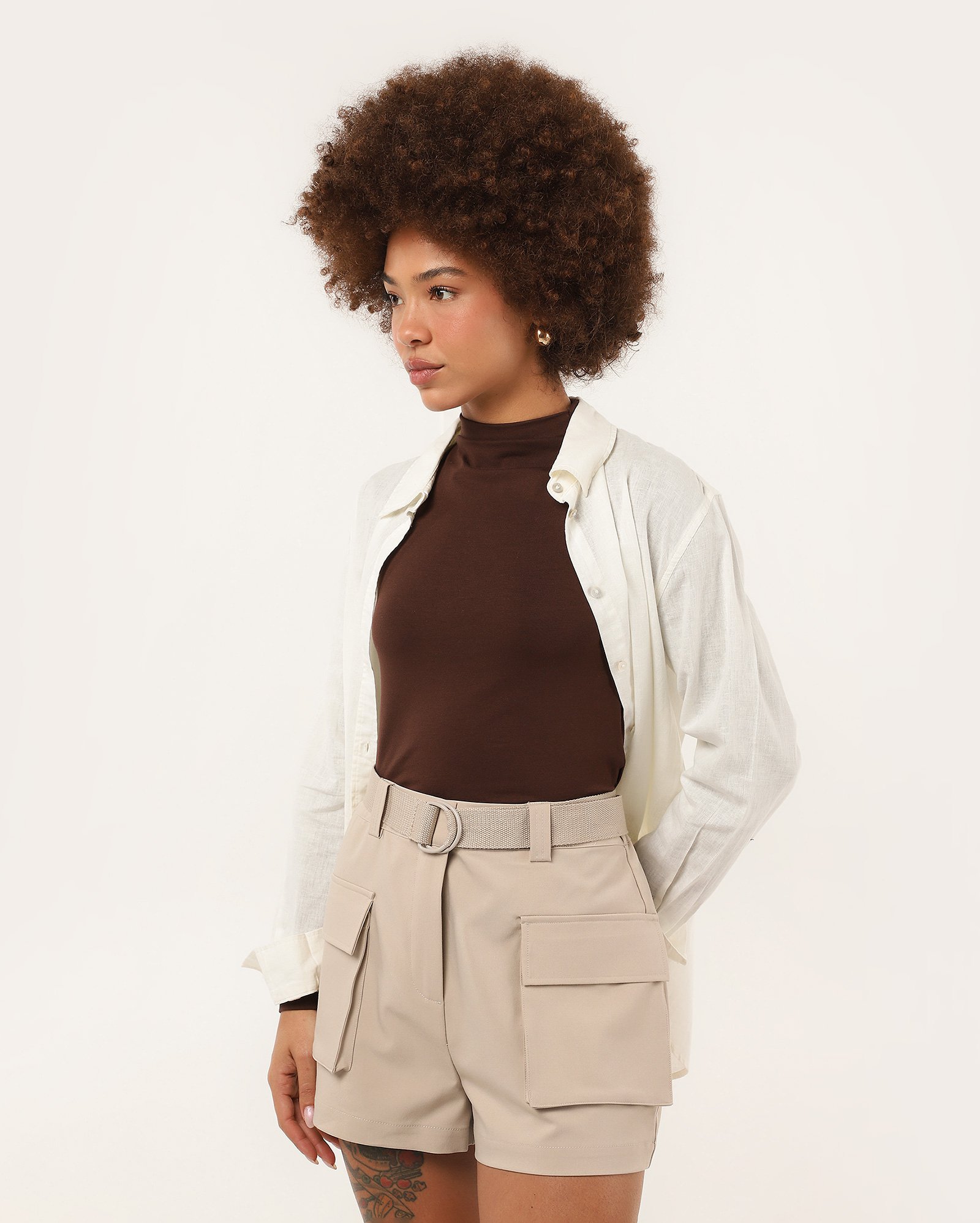 Short sarja feminino com bolsos cargo e cinto - Bege