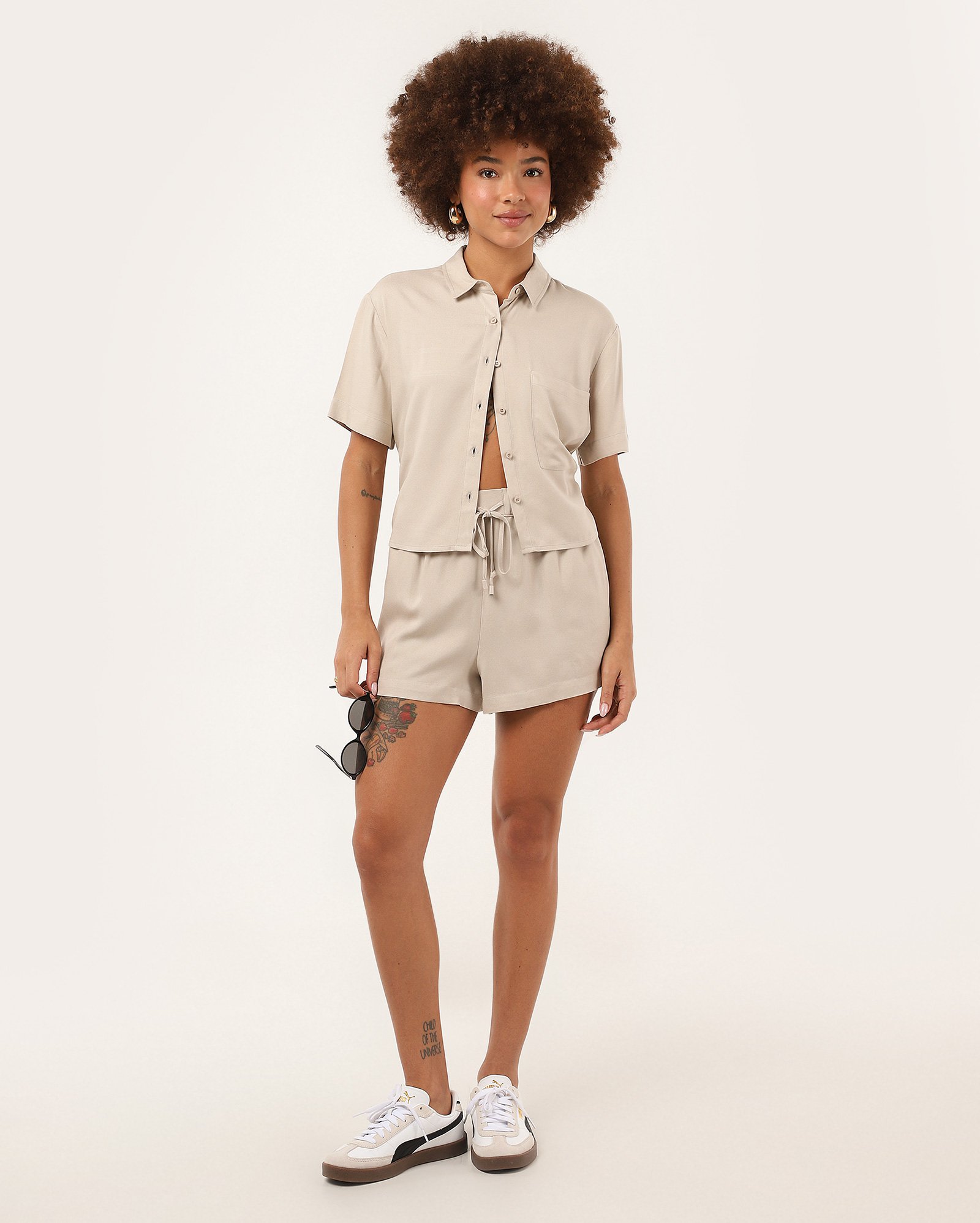 Short feminino relaxed em viscose - Bege