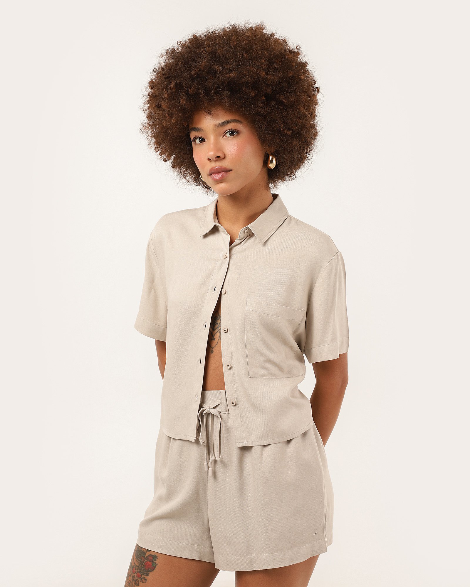 Short feminino relaxed em viscose - Bege