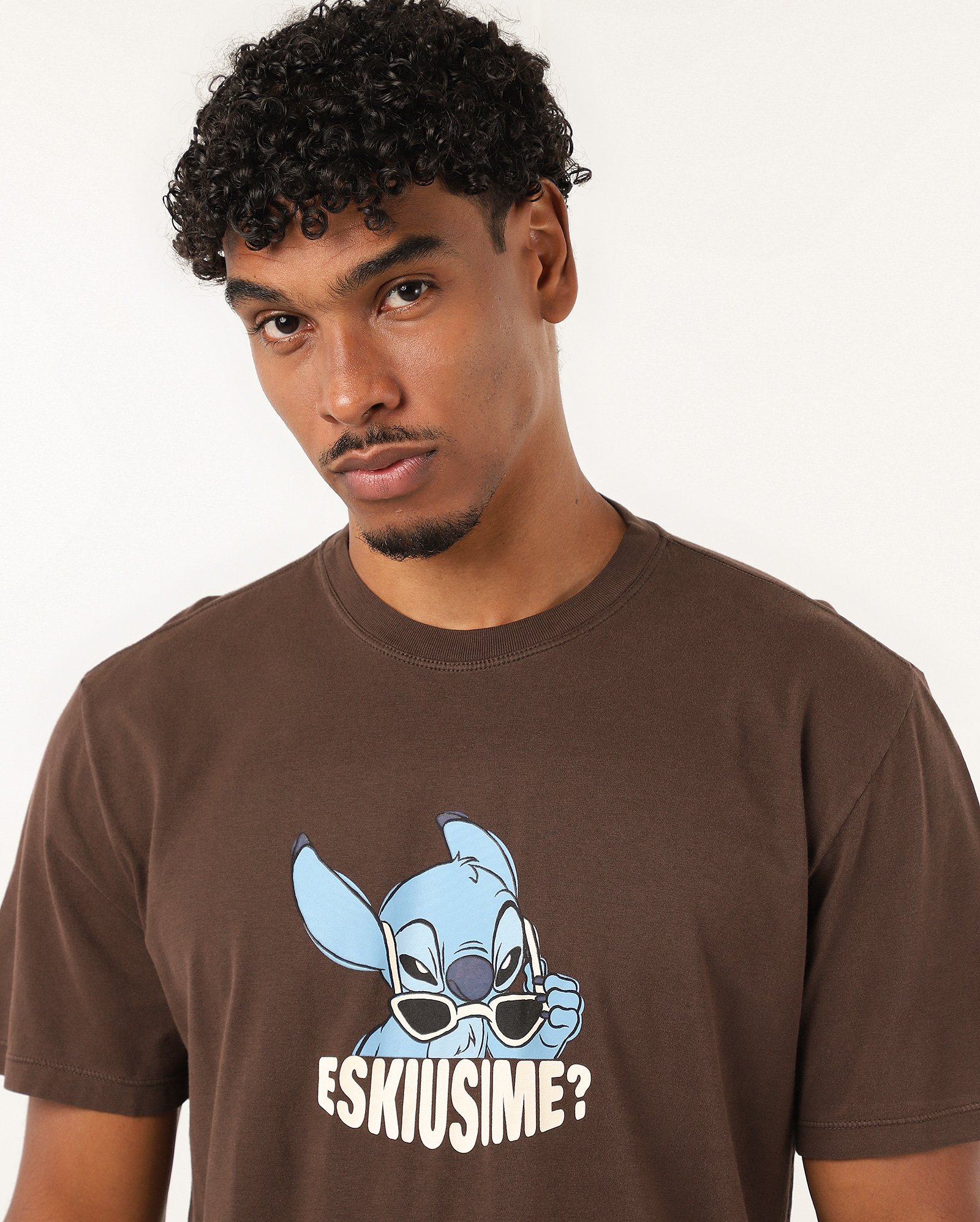Camiseta masculina regular Stitch estampada marrom | FANLAB — foto 3