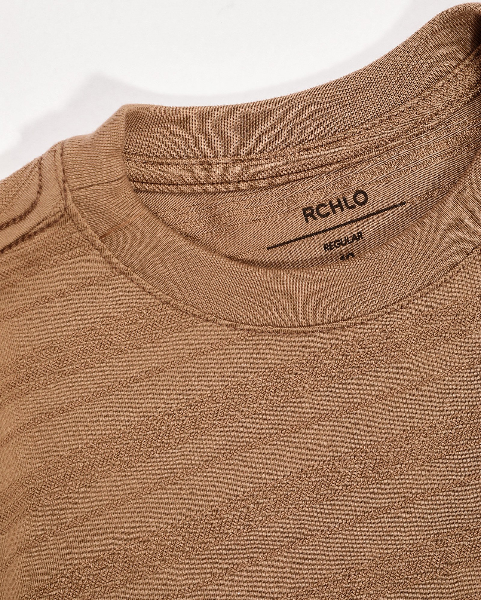 Camiseta juvenil texturizada com bolso marrom | Pool