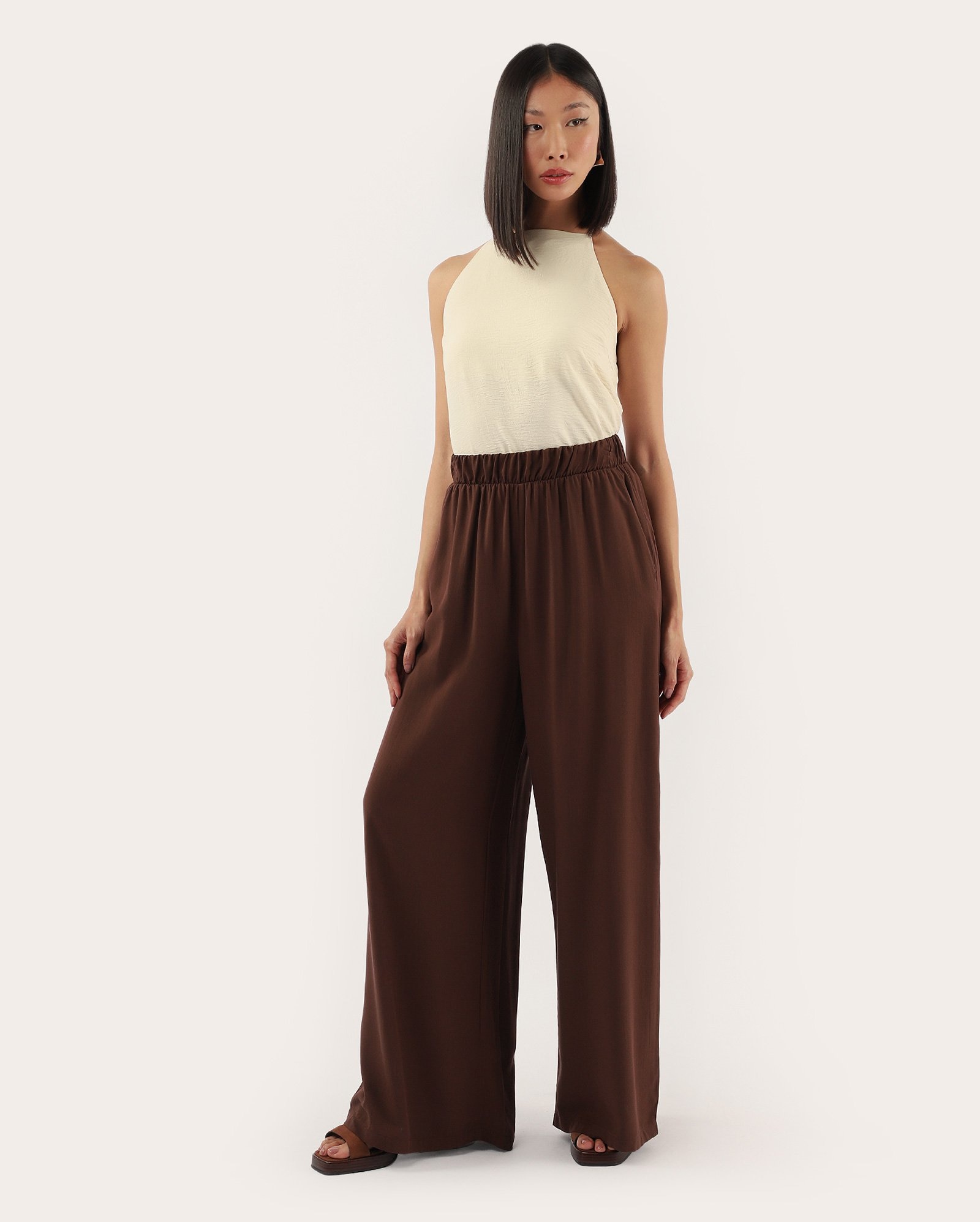 Calça feminina pantalona Nicole cós elástico marrom | Pool Basics