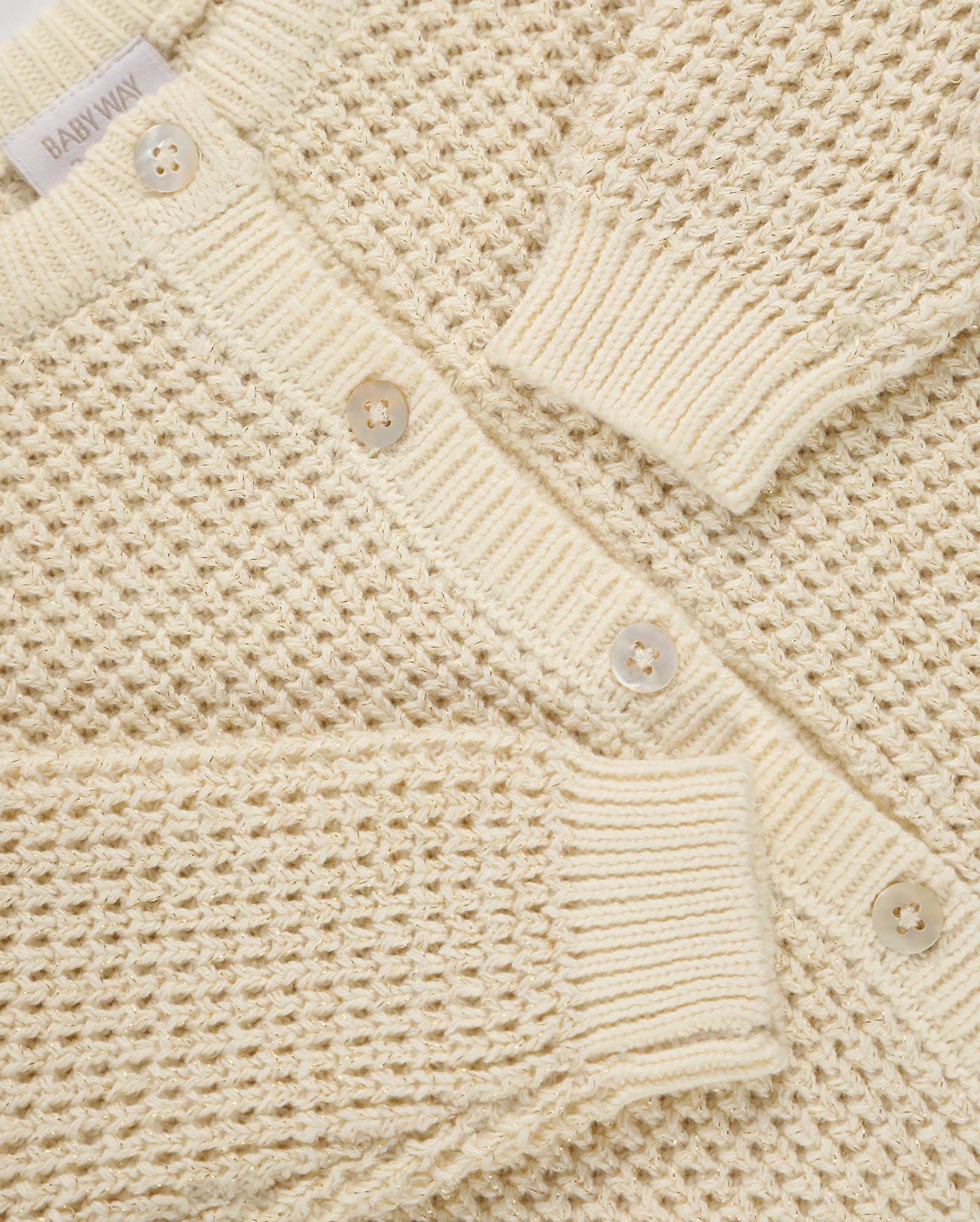 Cardigan bebê em tricot trançado bege