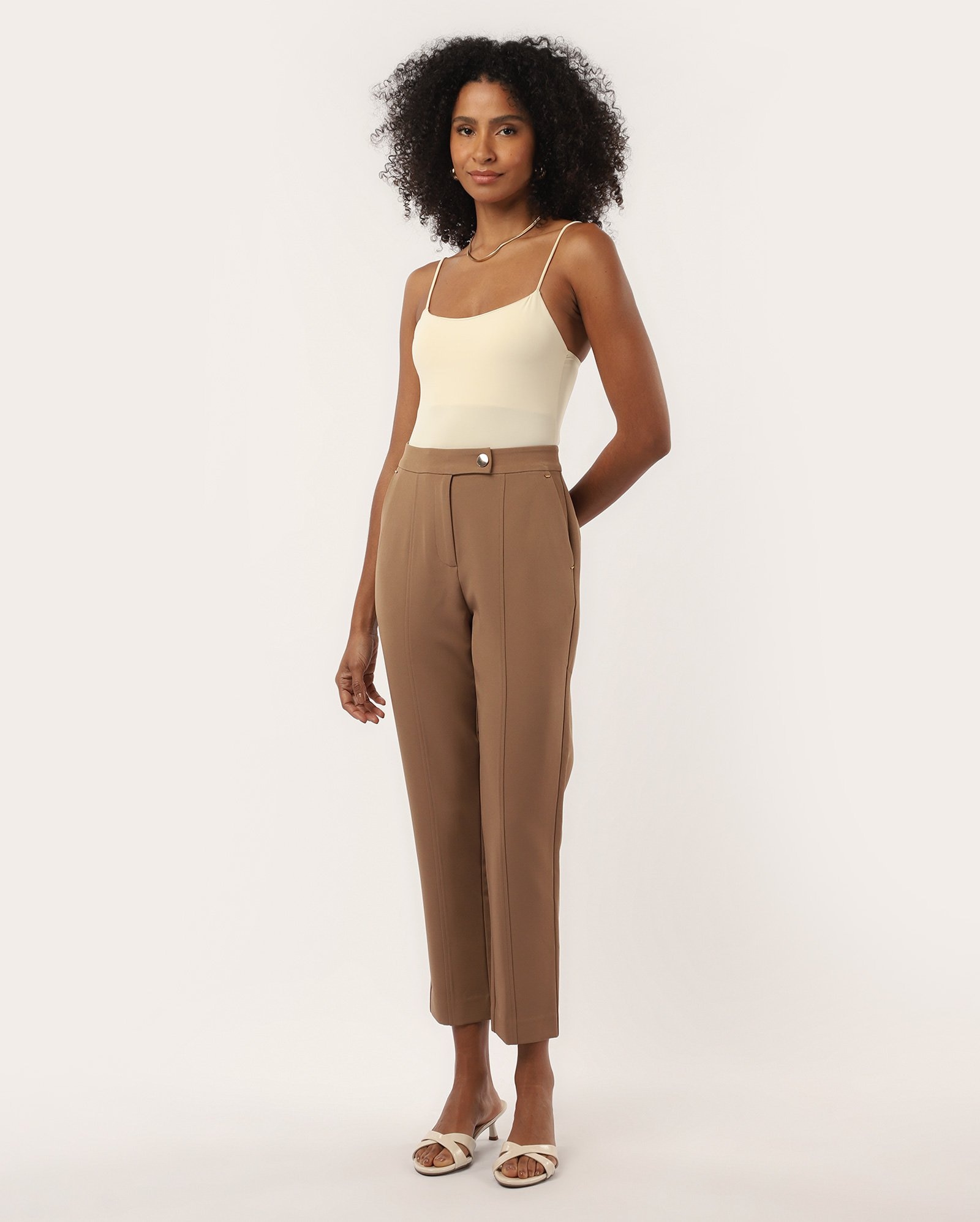 Calça feminina Aurora cenoura alfaiatada - Marrom Claro