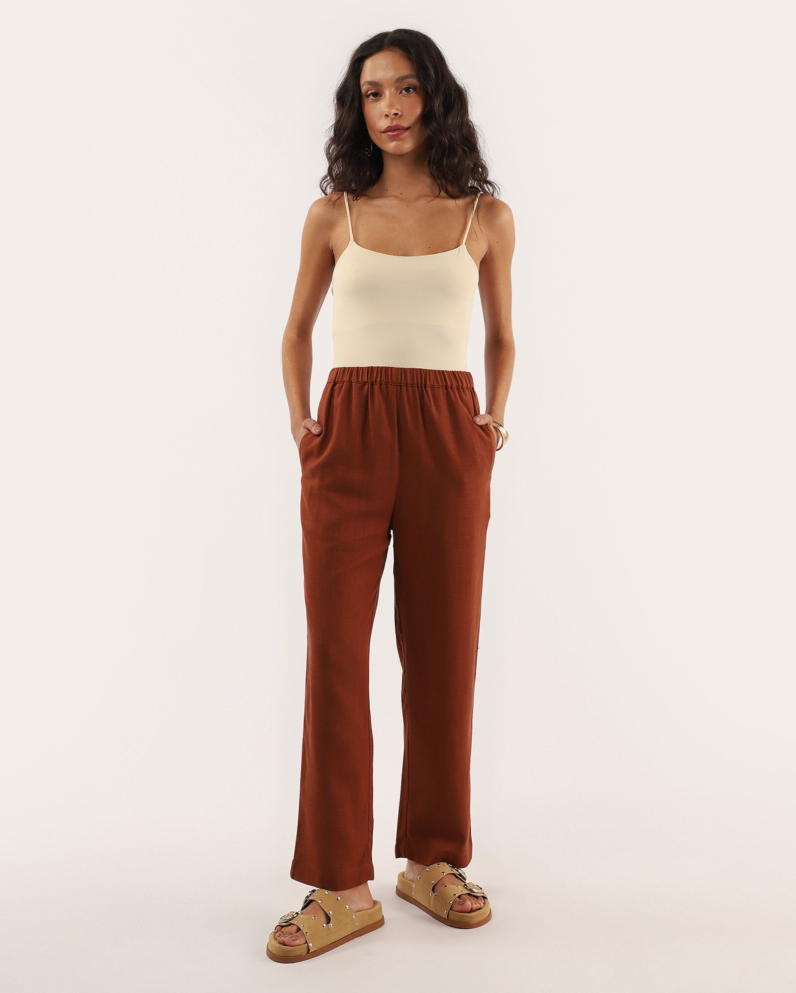 Calça feminina reta em viscolinho - Marrom