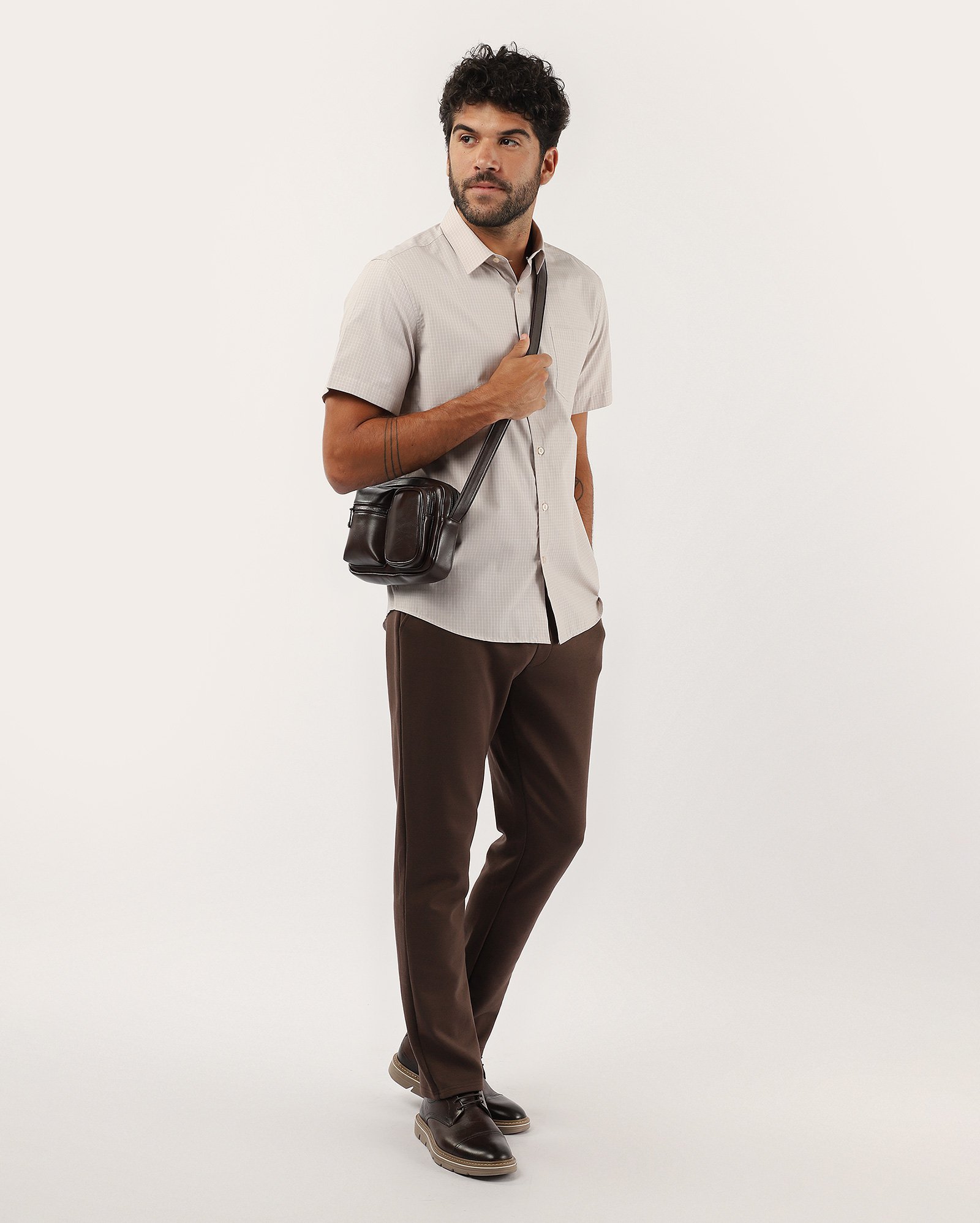 Camisa masculina regular quadriculada com bolso bege