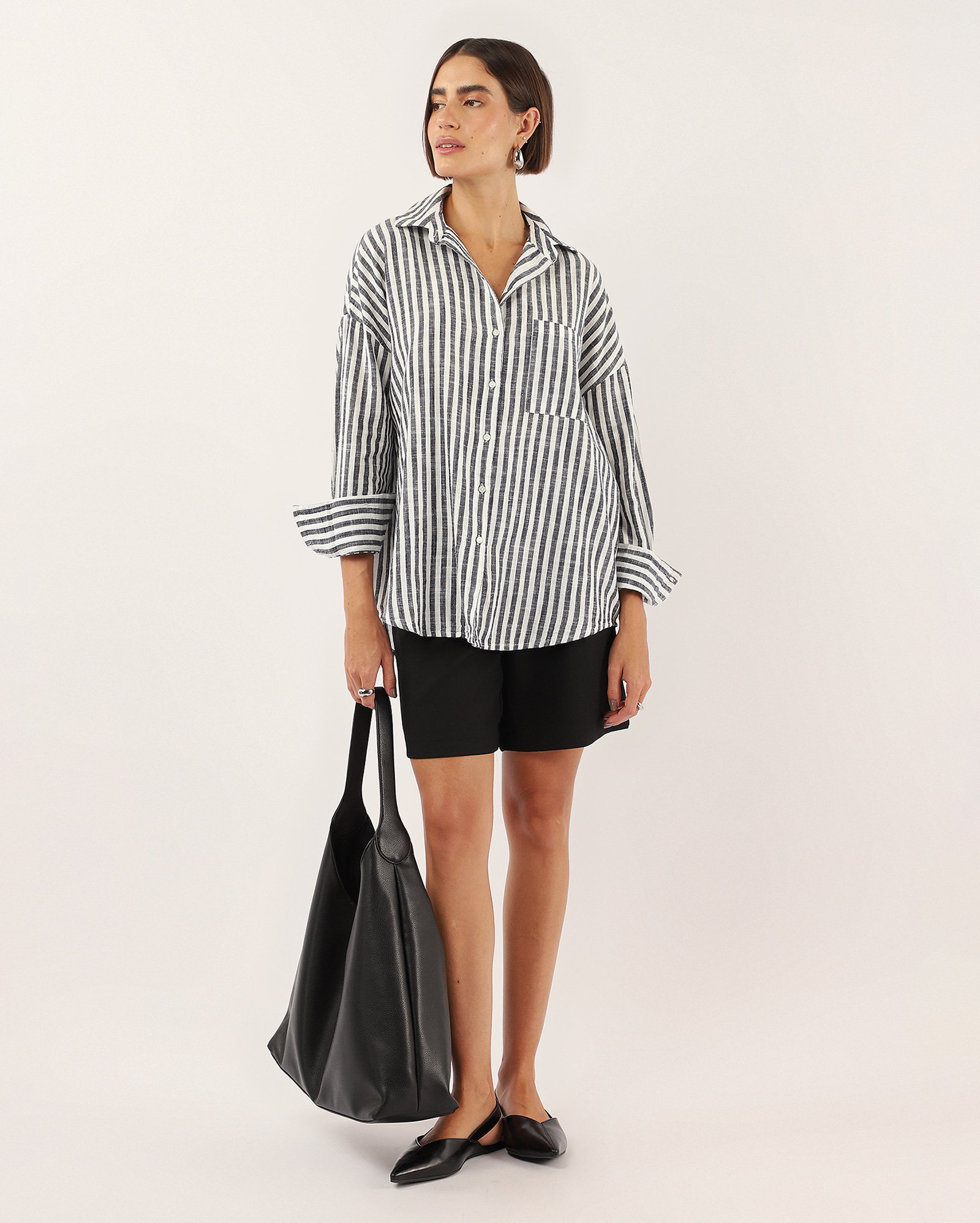 Camisa feminina oversized com bolso - Azul Escuro