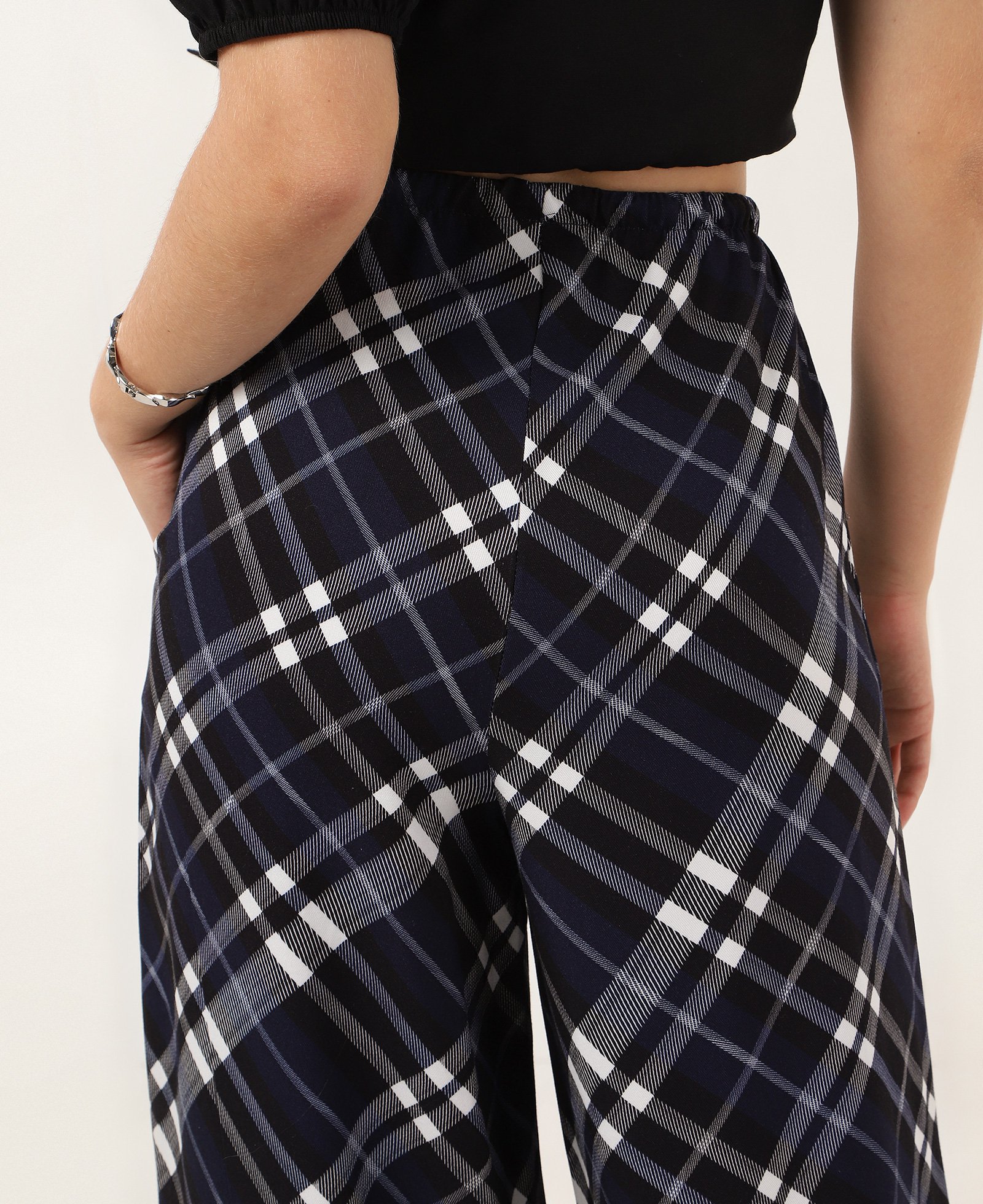 Calça feminina relaxed xadrez Hello Kitty azul | Sanrio