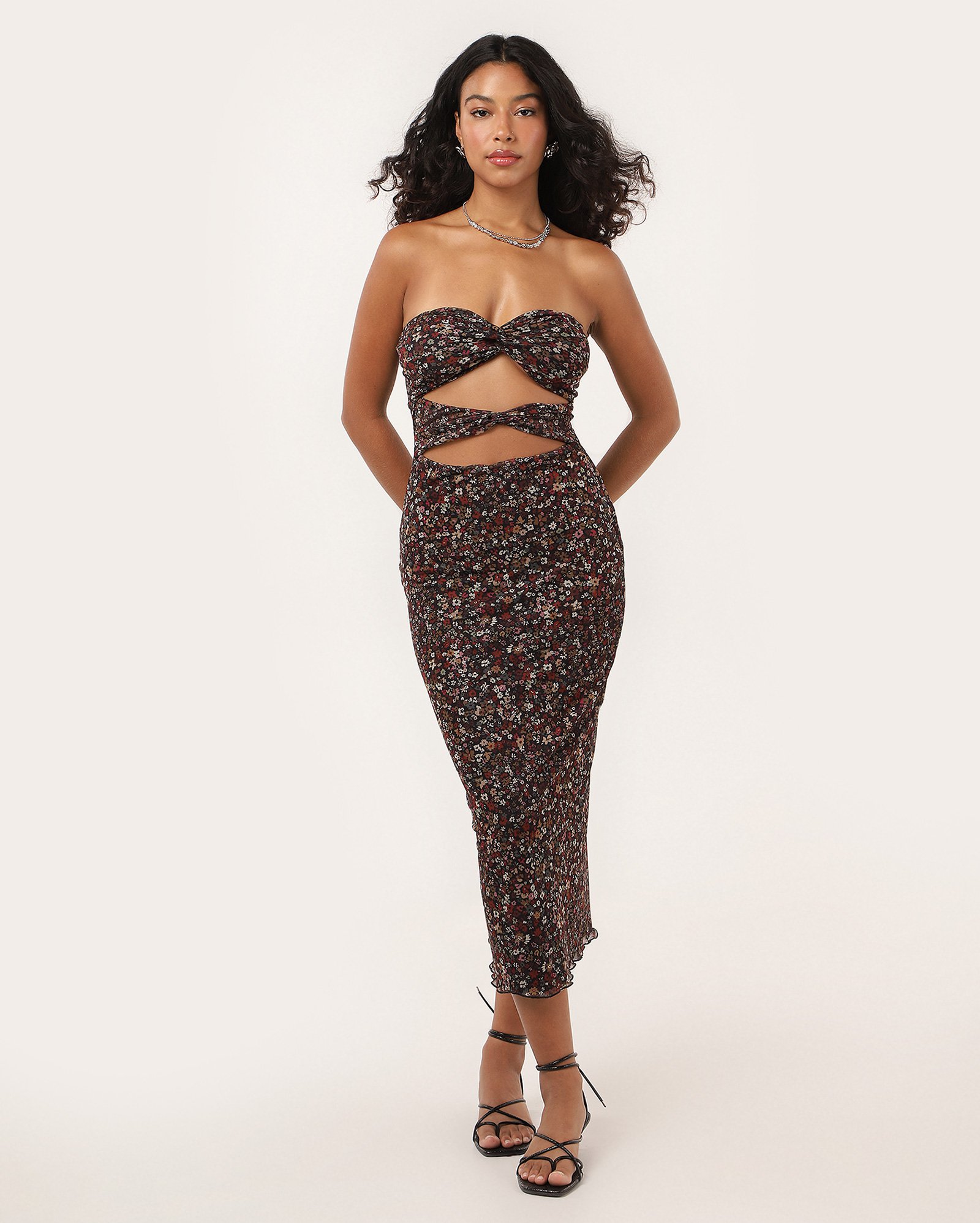 Vestido midi em tule strapless com cut out floral preto | Pool